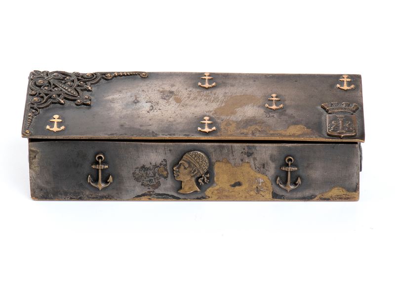 Piccolo Contenitore in Bronzo Argentato con Decorazione di Ancore, Testa di Moro e Stemma della C...