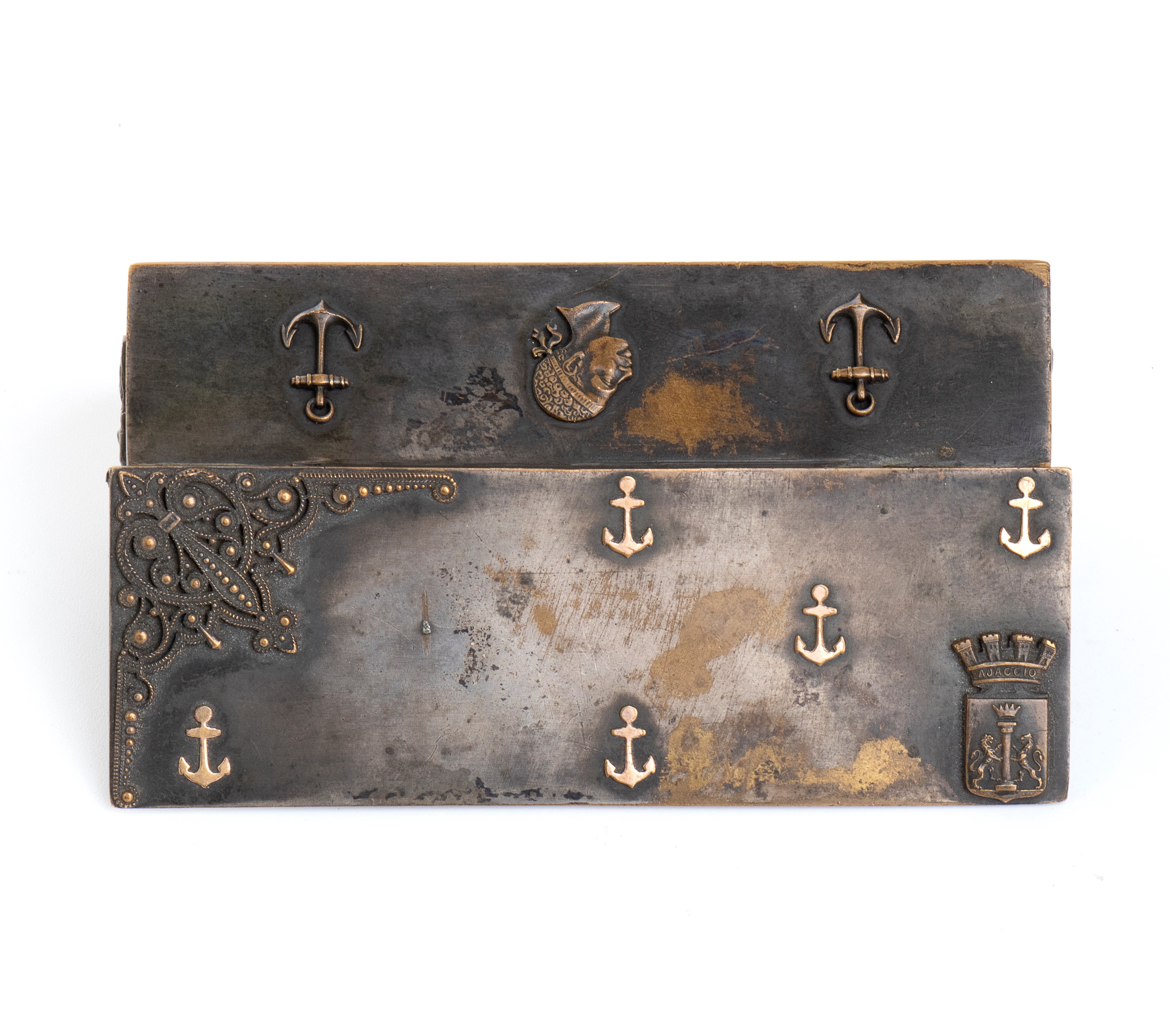 Piccolo Contenitore in Bronzo Argentato con Decorazione di Ancore, Testa di Moro e Stemma della C...