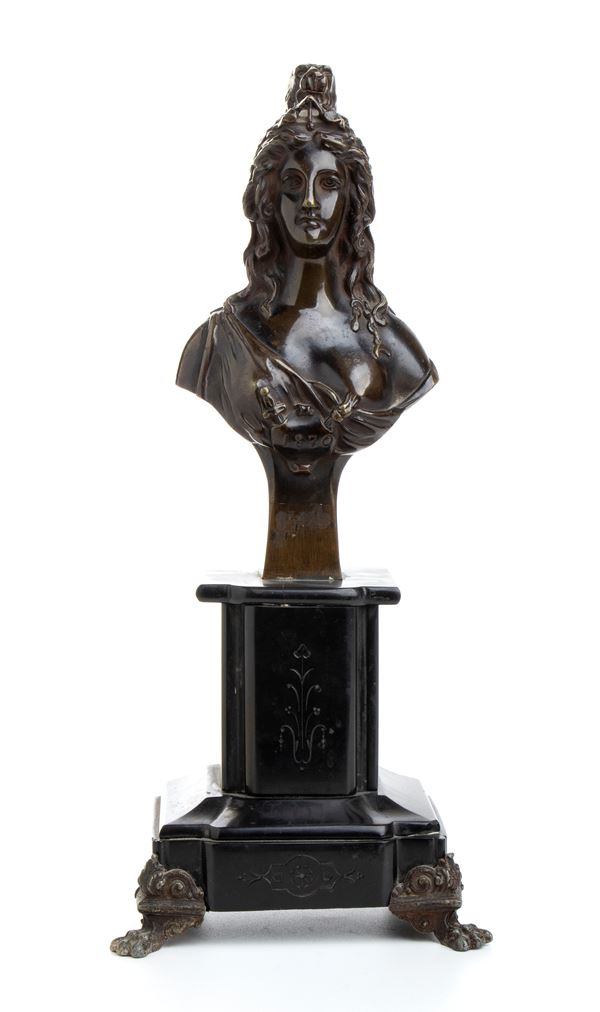 Grande scultura in bronzo raffigurante la Marianna