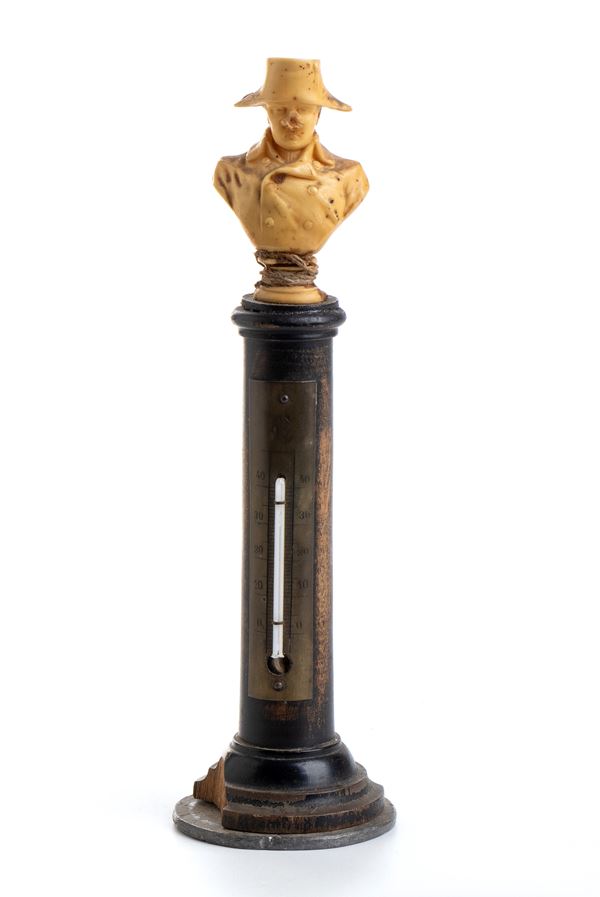 Termometro a colonna in legno sormontata da Napoleone