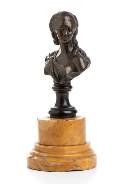 Busto in Bronzo di Maria Antonietta su Base in Marmo Giallo