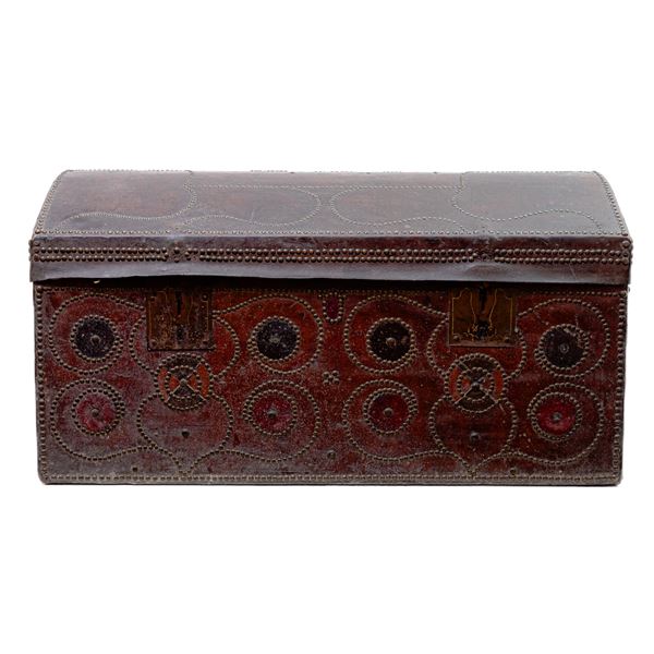 Trunk in leather and wood with brass stud finishes,