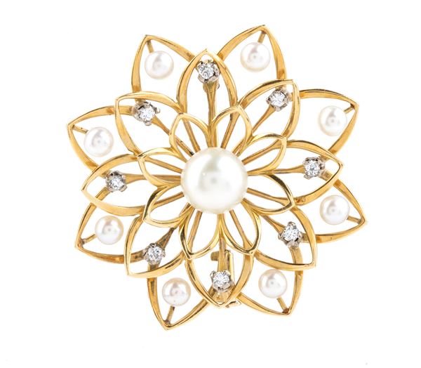 Spilla-pendente in perle e diamanti con catena, in oro giallo