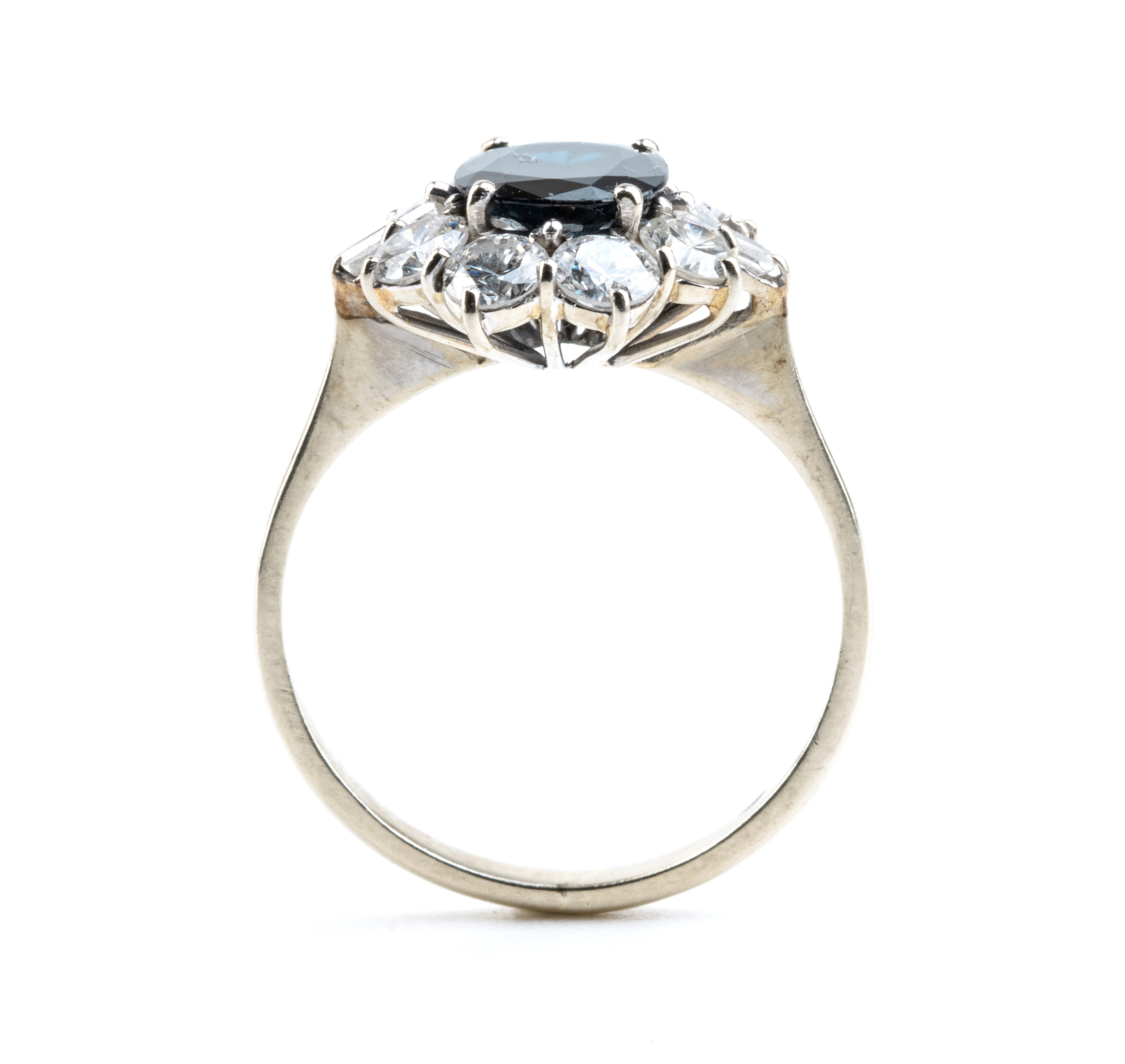 Anello in oro con zaffiro e diamanti