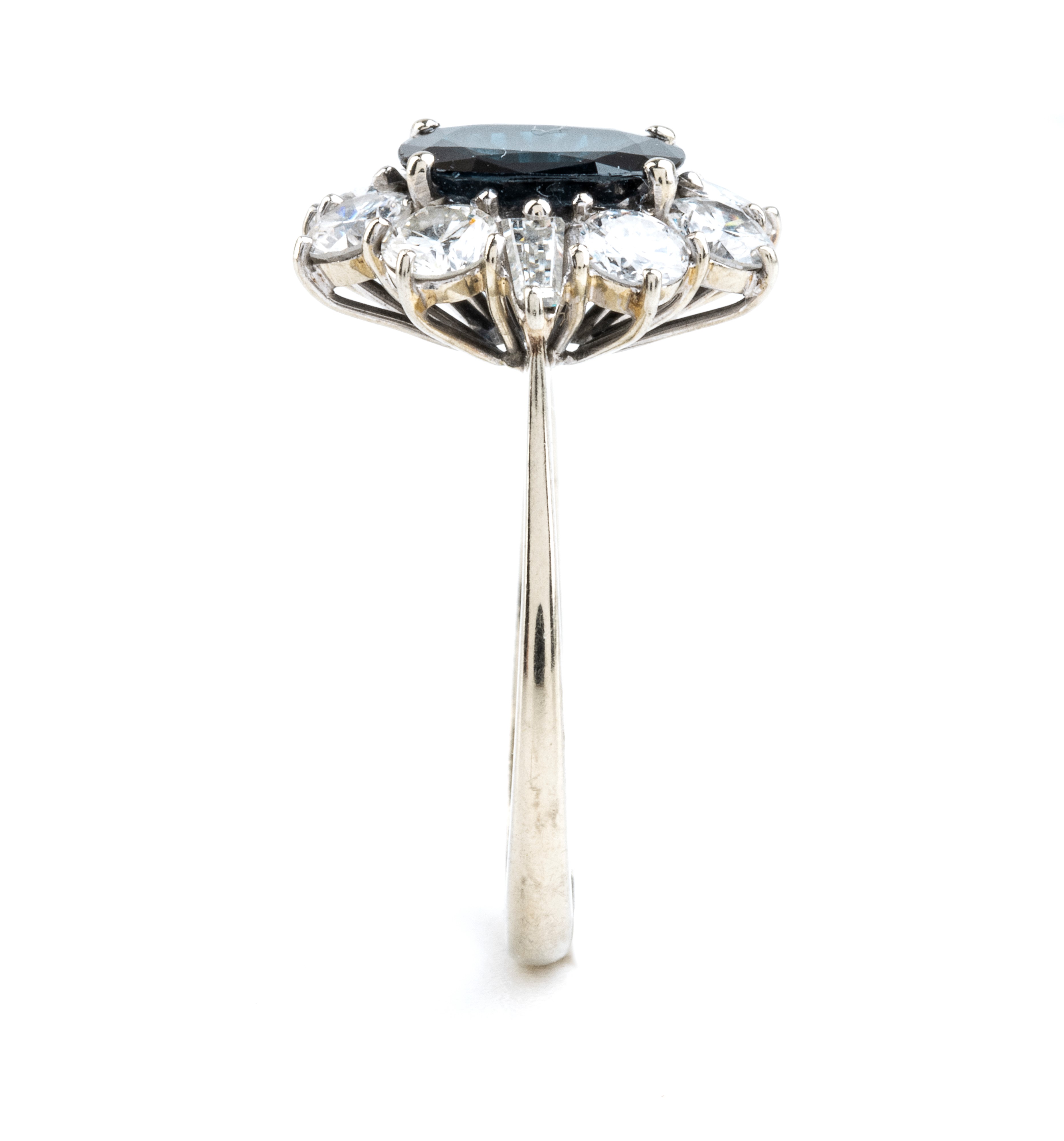 Anello in oro con zaffiro e diamanti