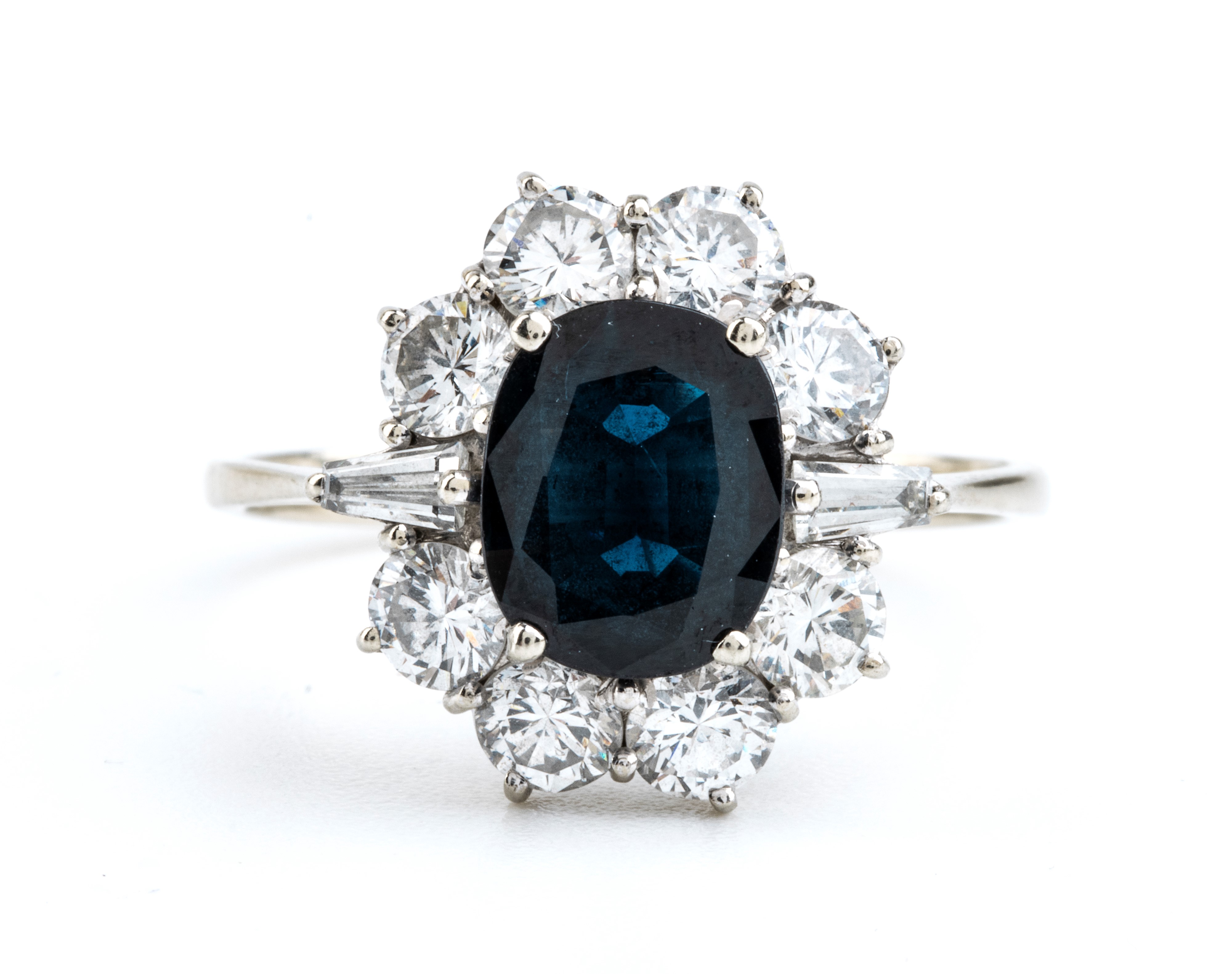 Anello in oro con zaffiro e diamanti