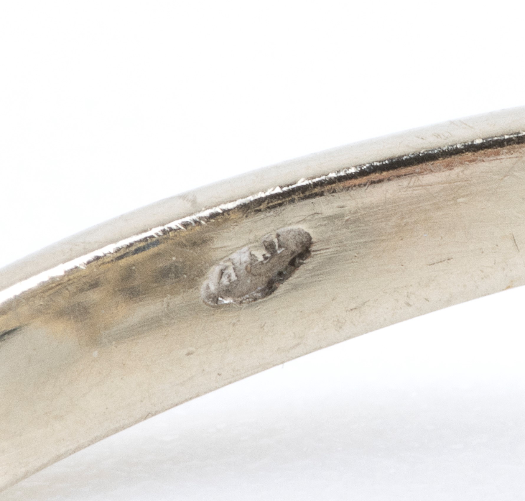 Anello in oro con zaffiro e diamanti