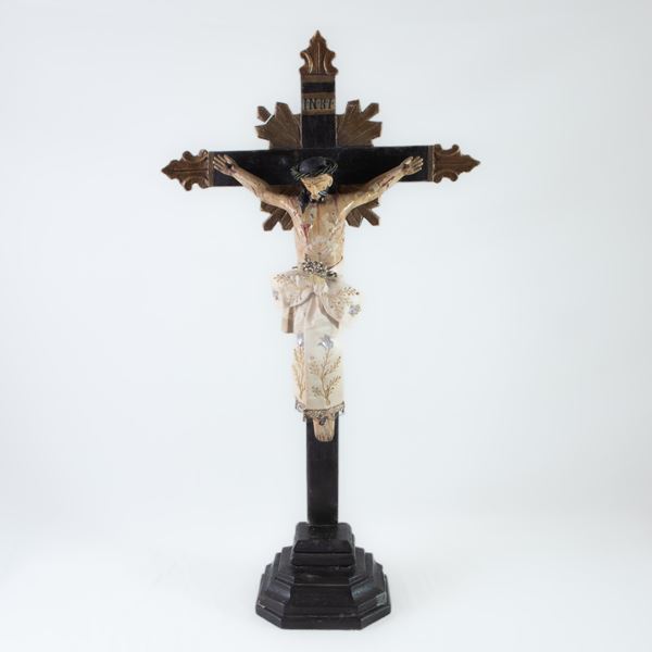 Crucifix in carved and lacquered wood,