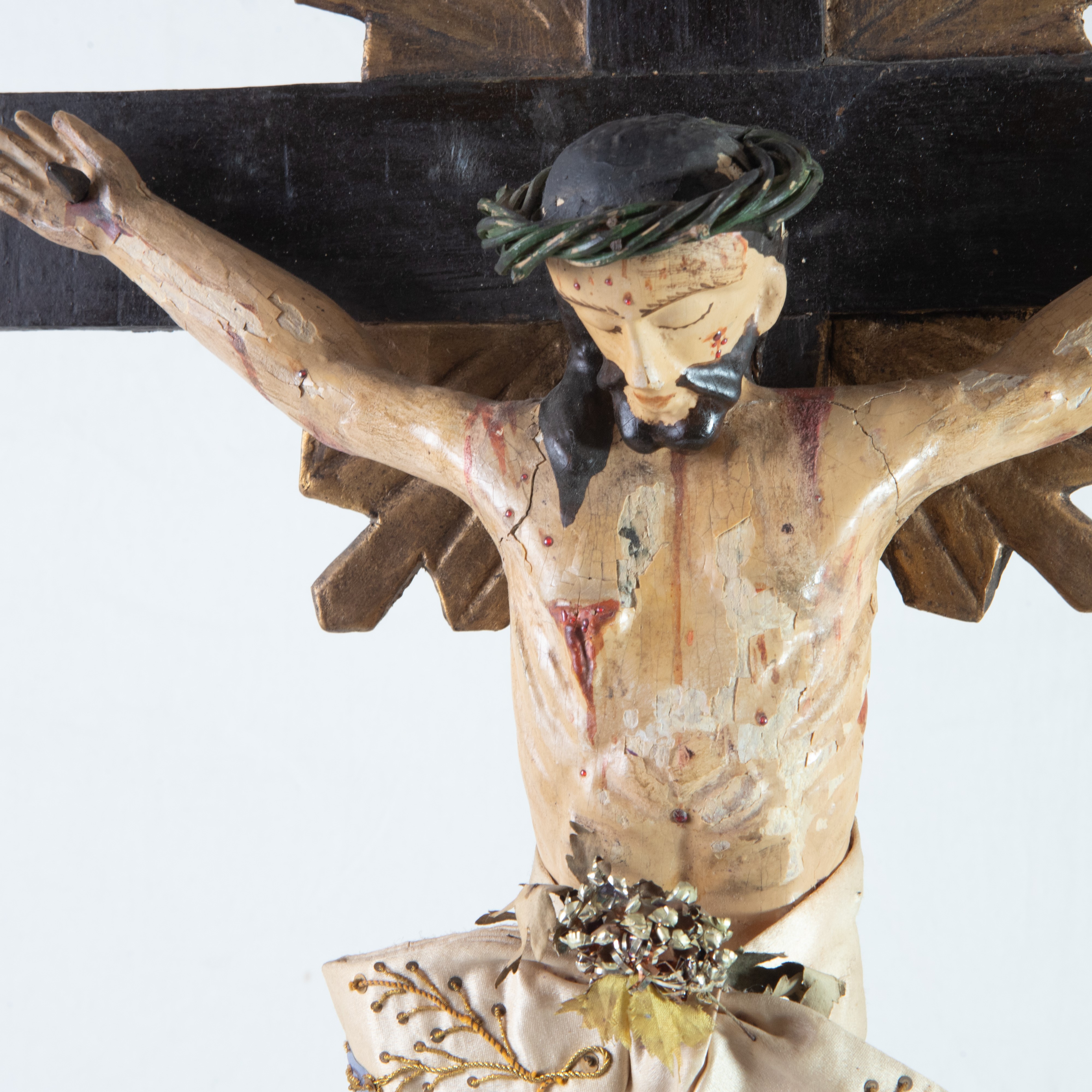 Crocifisso in legno scolpito e laccato,