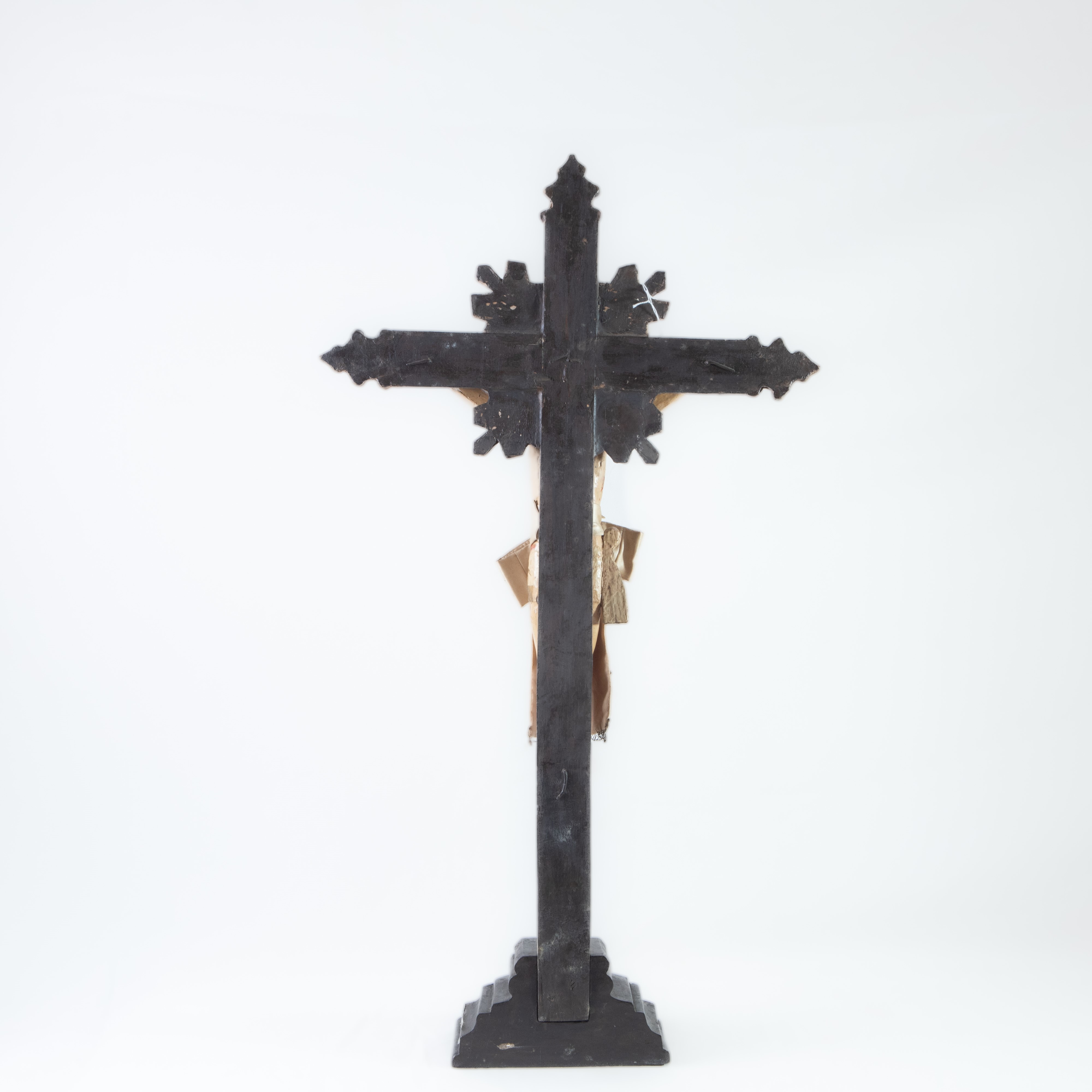 Crocifisso in legno scolpito e laccato,