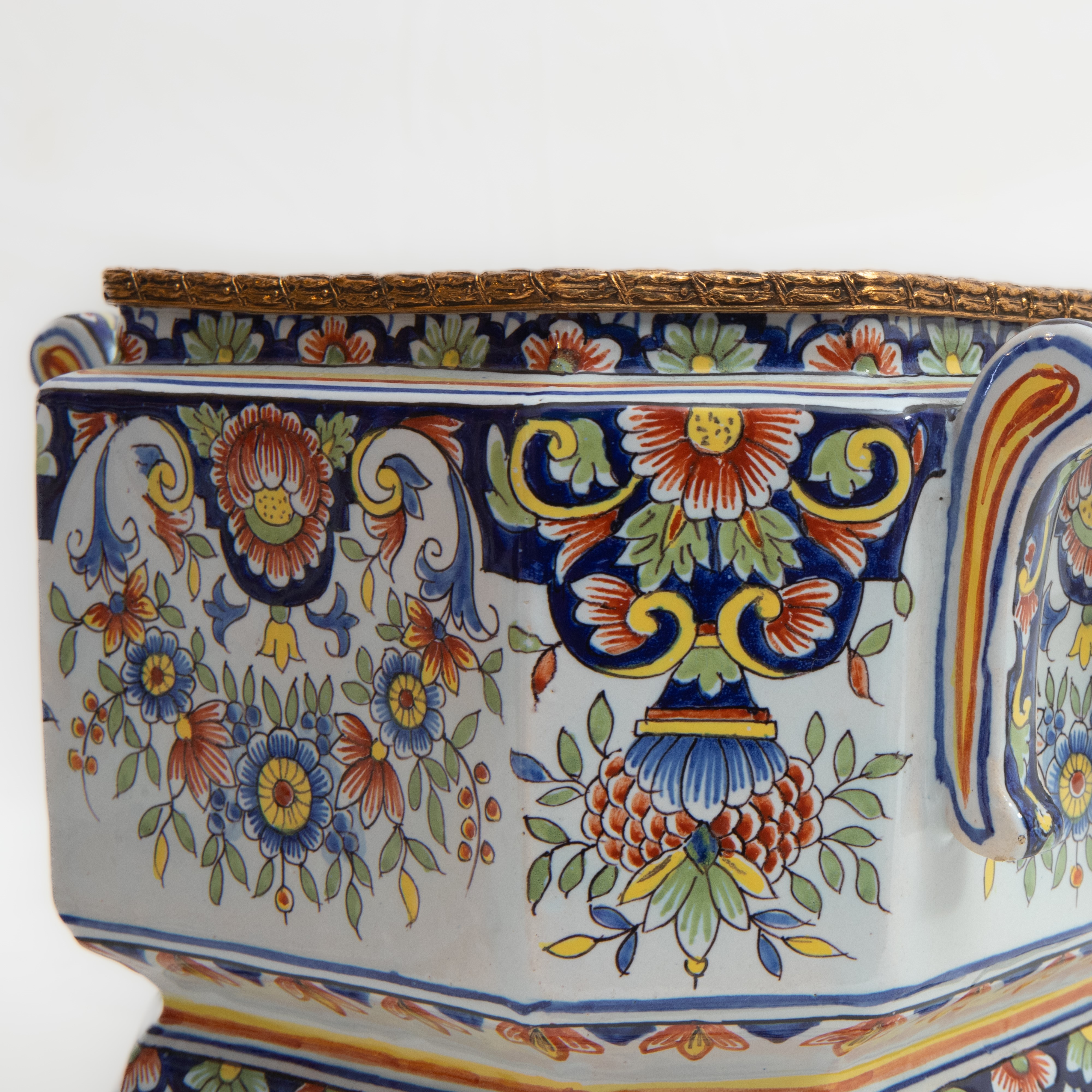 Coppia di Fioriere in Ceramica Policroma,