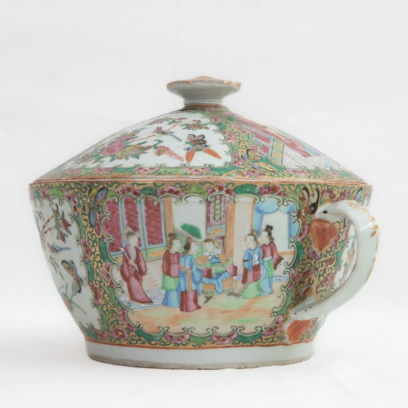 Recipiente in Porcellana Policroma,
