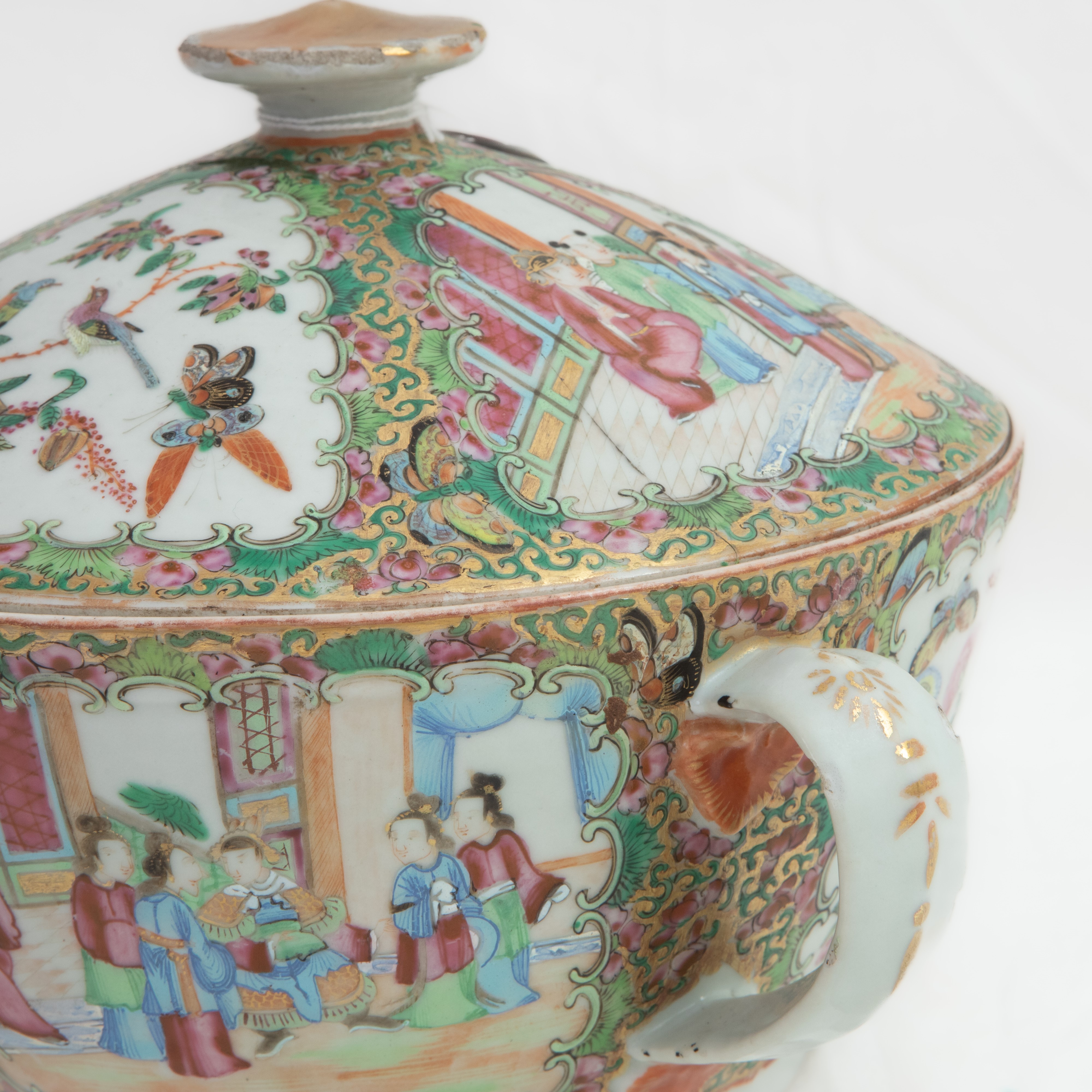 Recipiente in porcellana policroma,