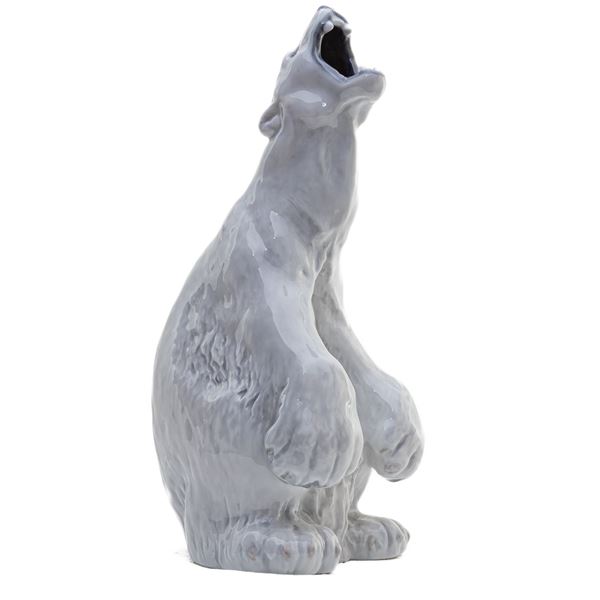 Orso polare, scultura in porcellana policroma,