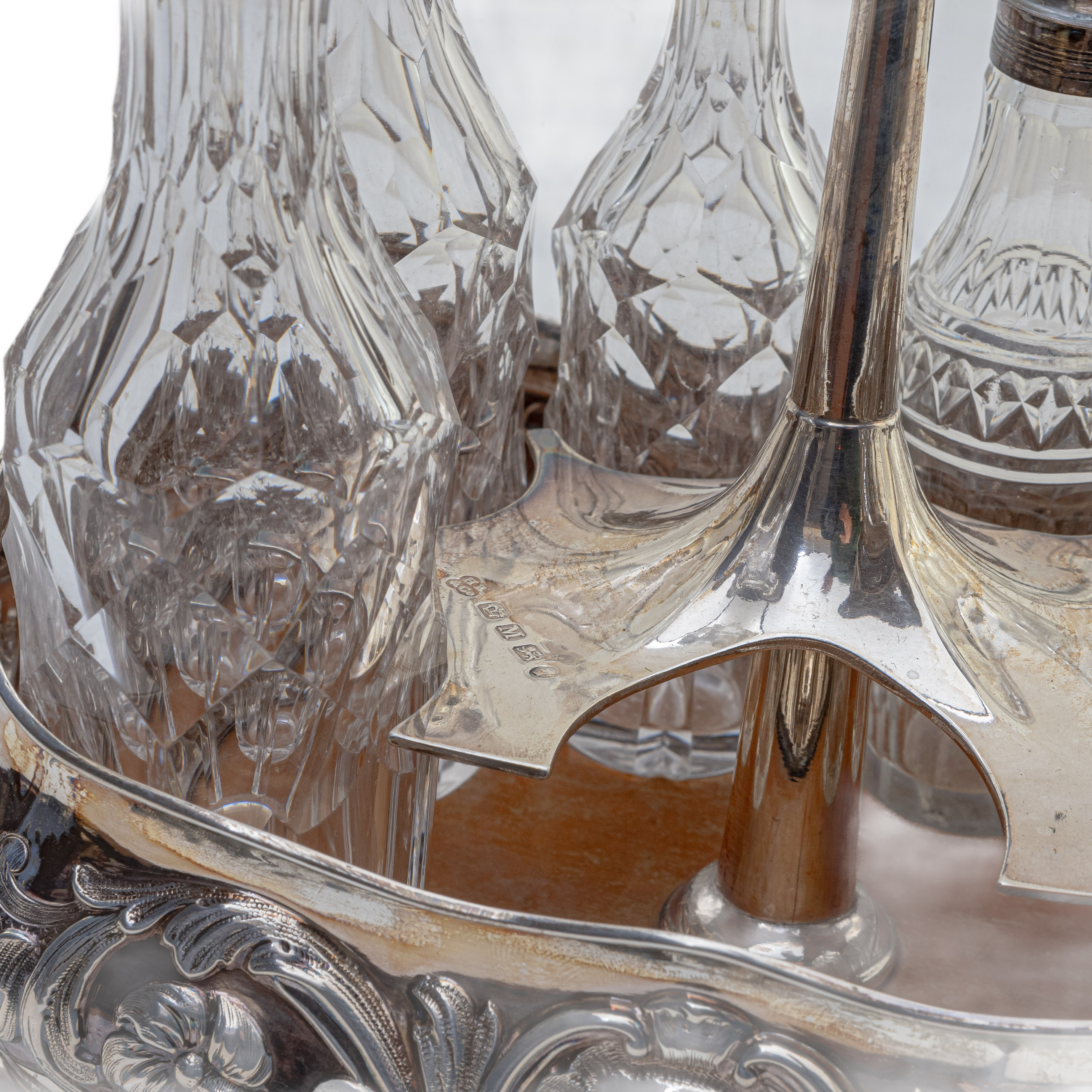 Acetoliera in Argento con Sette Bottiglie in Cristallo