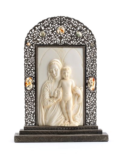 Scultura in Avorio di Elefante Raffigurante Madonna con Bambino con Cornice Argento