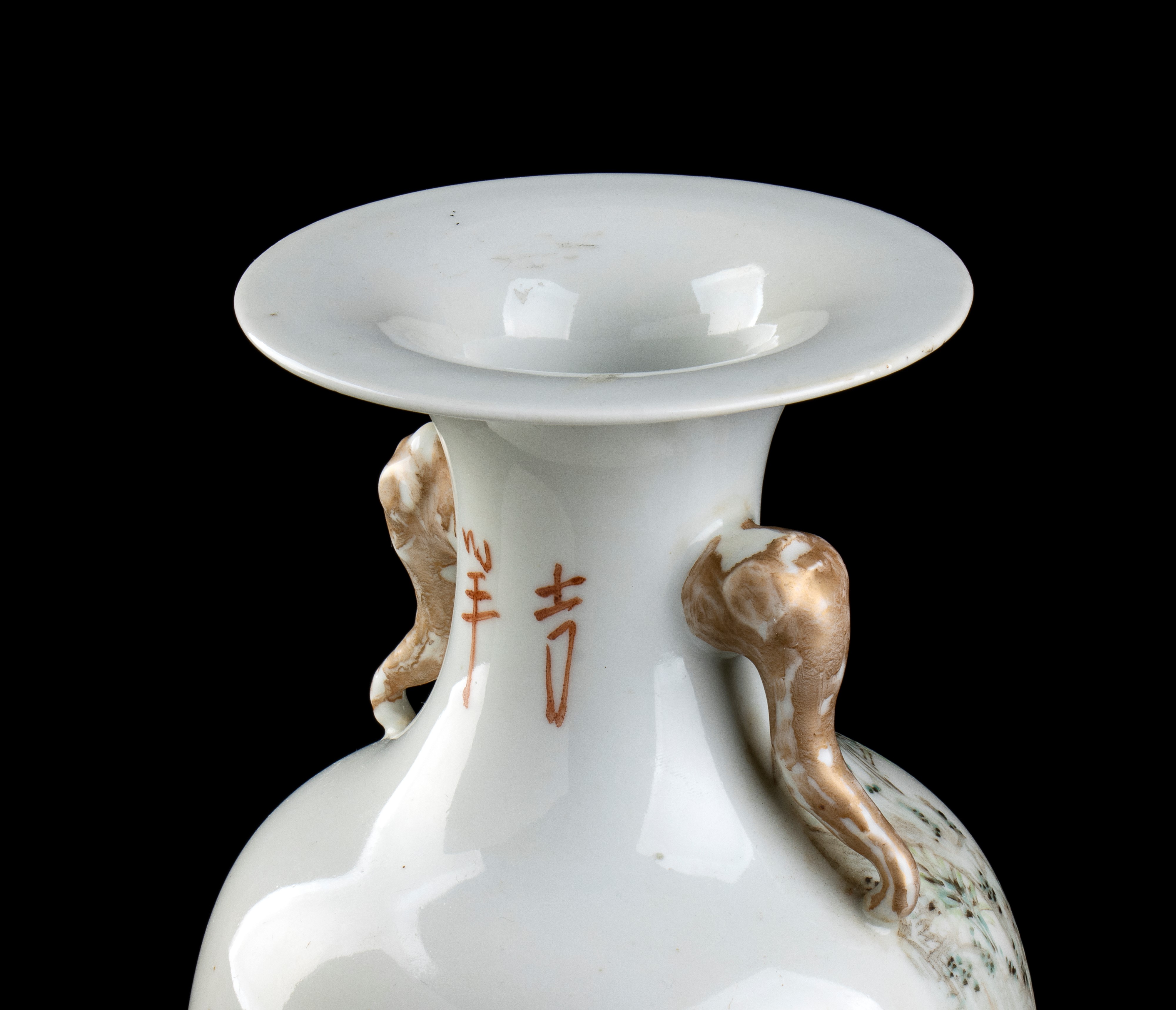 Vaso a Balaustro in Porcellana con Decoro a Smalti Policromi