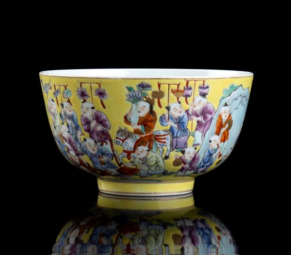 A SMALL POLYCHROME ENAMELLED PORCELAIN BOWL 