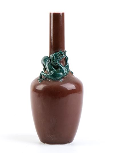 Vaso a Bottiglia in Porcellana con Decoro a Smalti Rosso e Verde