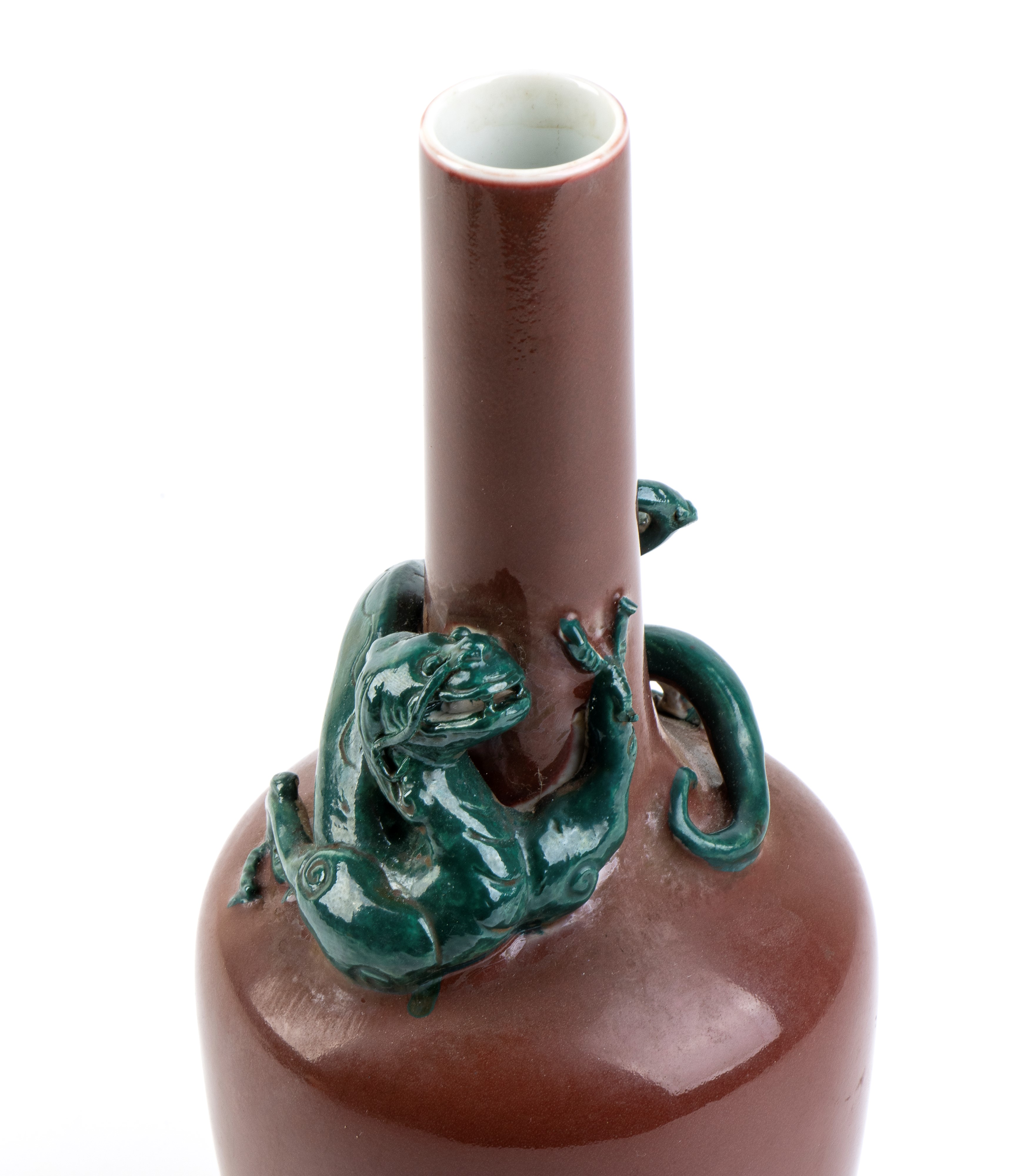 Vaso a Bottiglia in Porcellana con Decoro a Smalti Rosso e Verde
