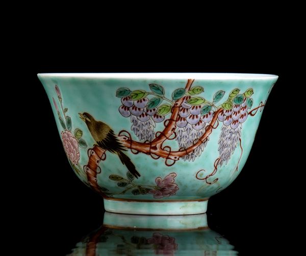 A SMALL POLYCHROME ENAMELLED PORCELAIN BOWL 