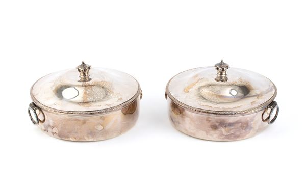 Andrew Fogelberg &amp; Stephen Gilbert - A pair of English Georgian sterling silver Entrée dish
