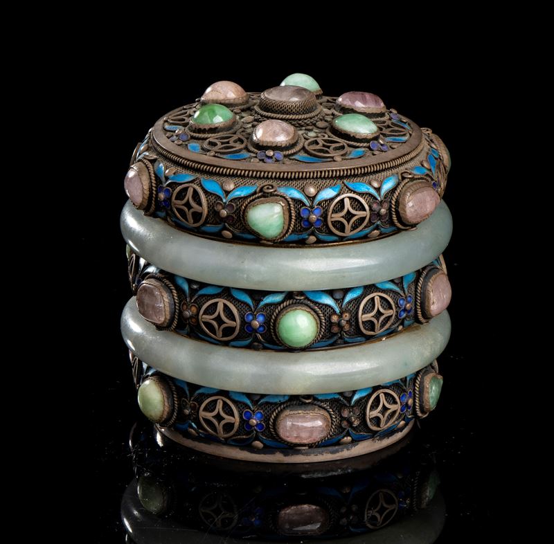 CONTENITORE CILINDRICO CON COPERCHIO IN METALLO SMALTATO, GIADA E PIETRE DURE