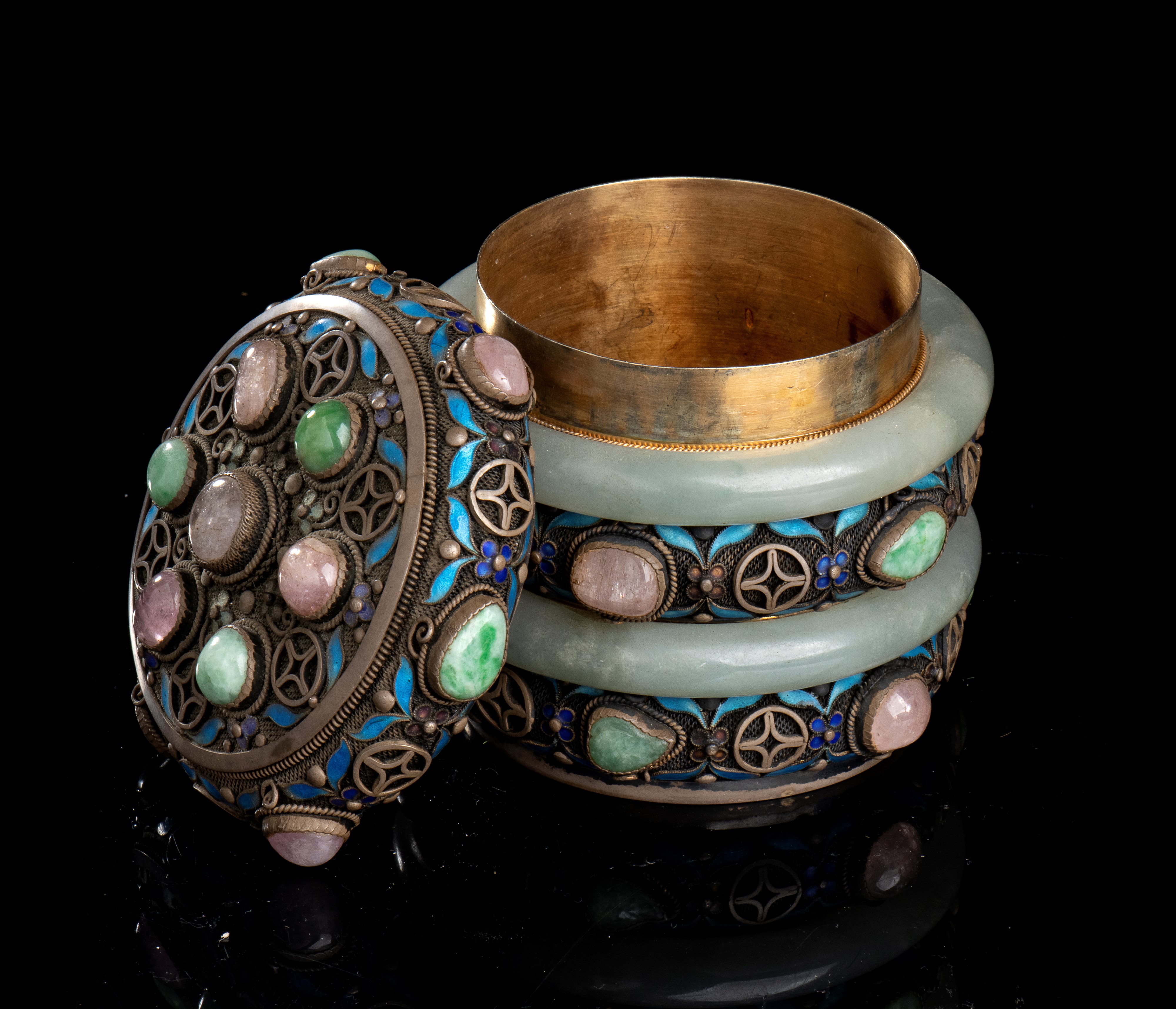 CONTENITORE CILINDRICO CON COPERCHIO IN METALLO SMALTATO, GIADA E PIETRE DURE