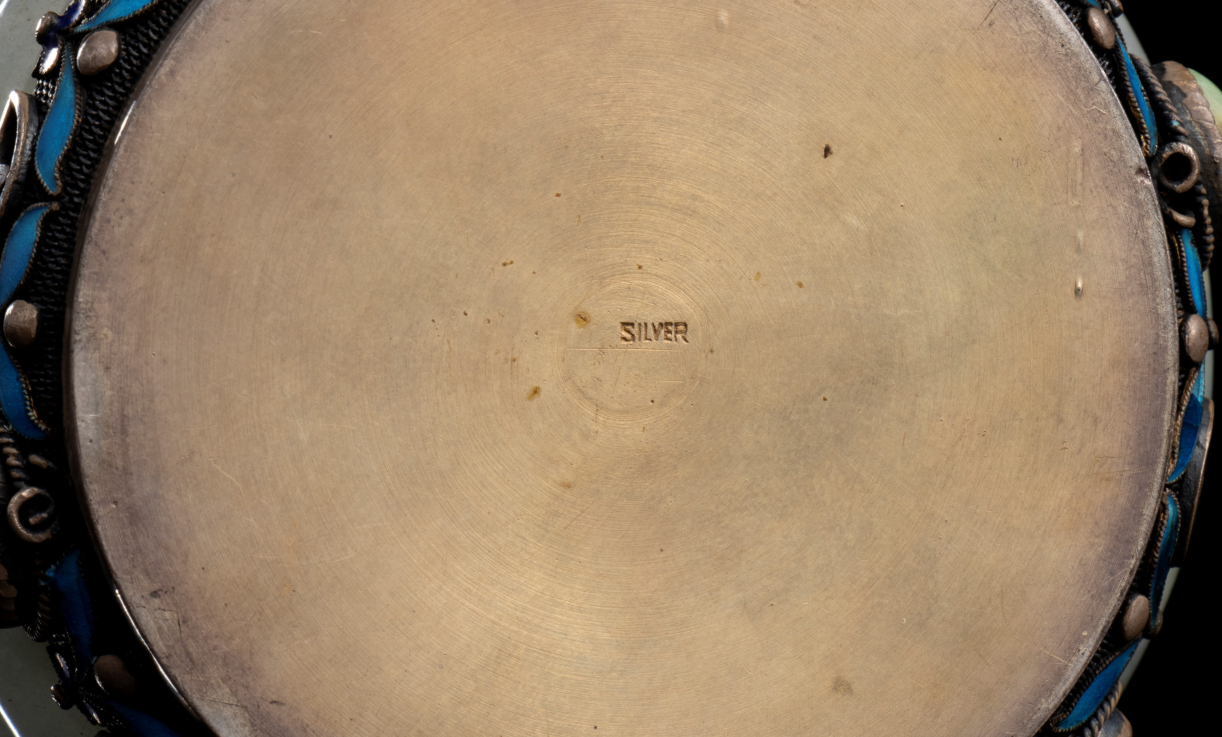 CONTENITORE CILINDRICO CON COPERCHIO IN METALLO SMALTATO, GIADA E PIETRE DURE