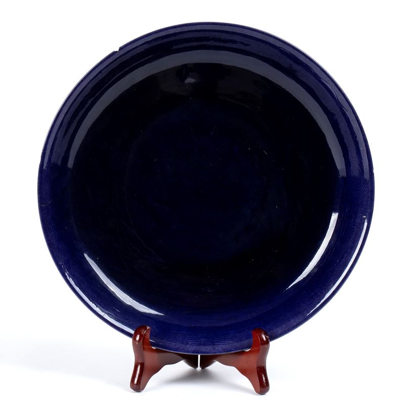 PIATTO IN PORCELLANA CON INVETRIATURA BLU