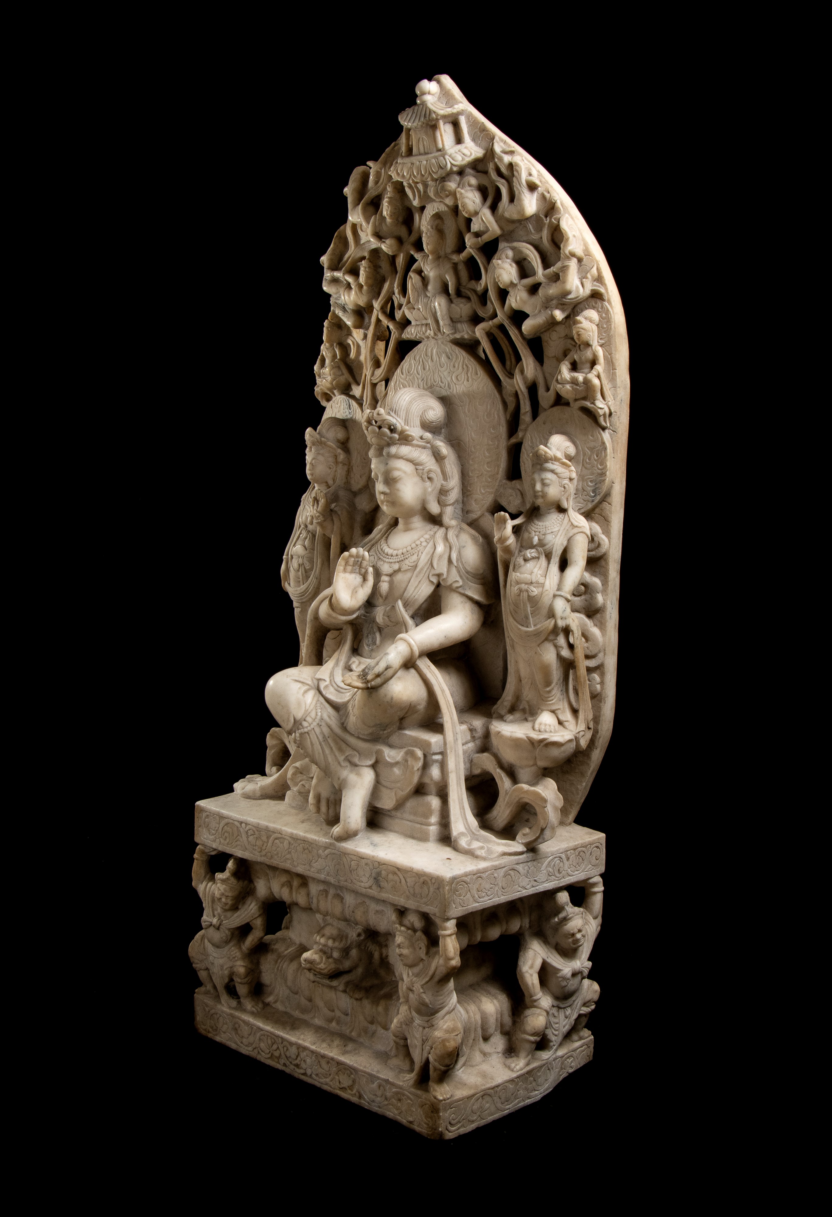 GRANDE SCULTURA IN MARMO BIANCO CON BUDDHA E ATTENDENTI