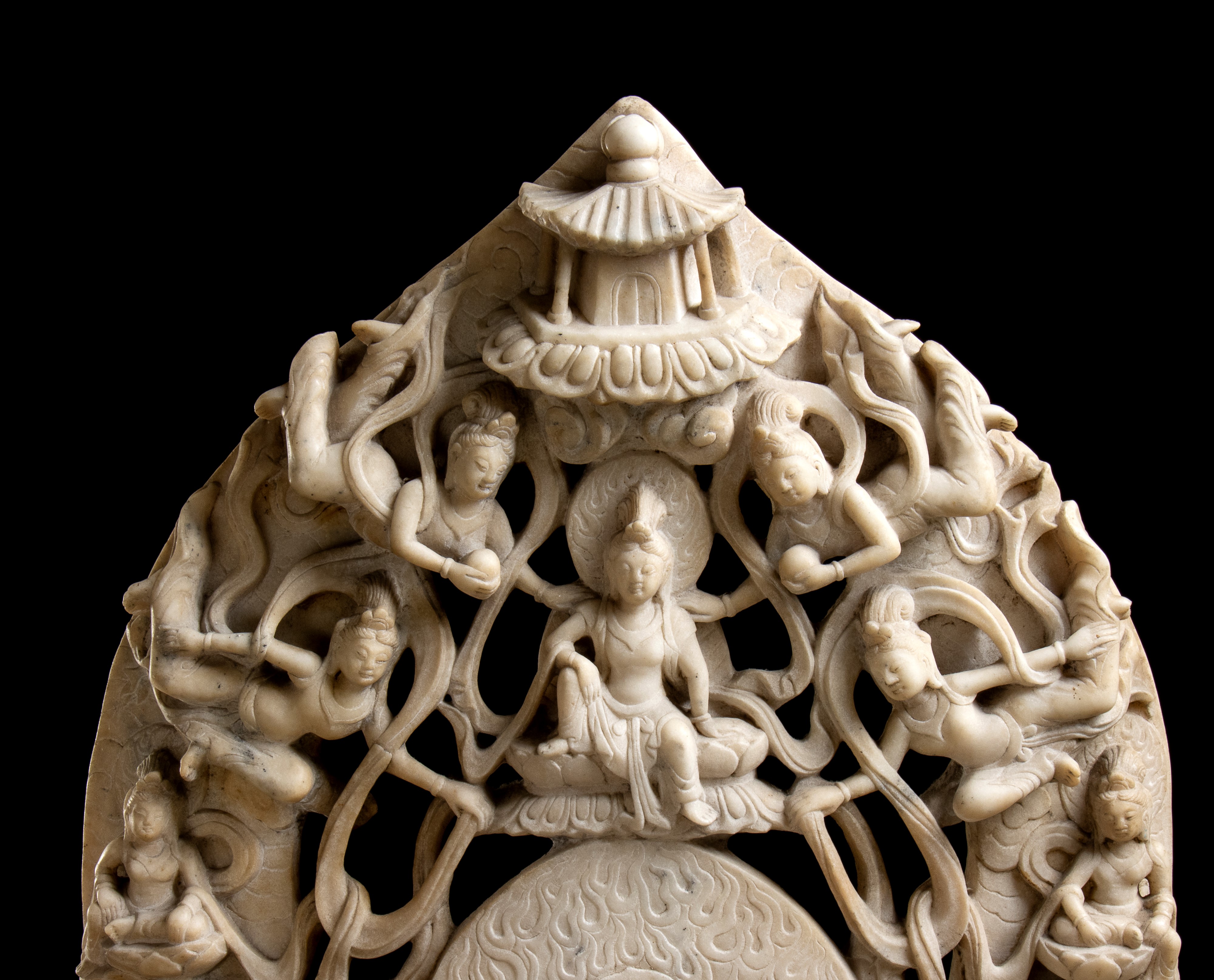 GRANDE SCULTURA IN MARMO BIANCO CON BUDDHA E ATTENDENTI