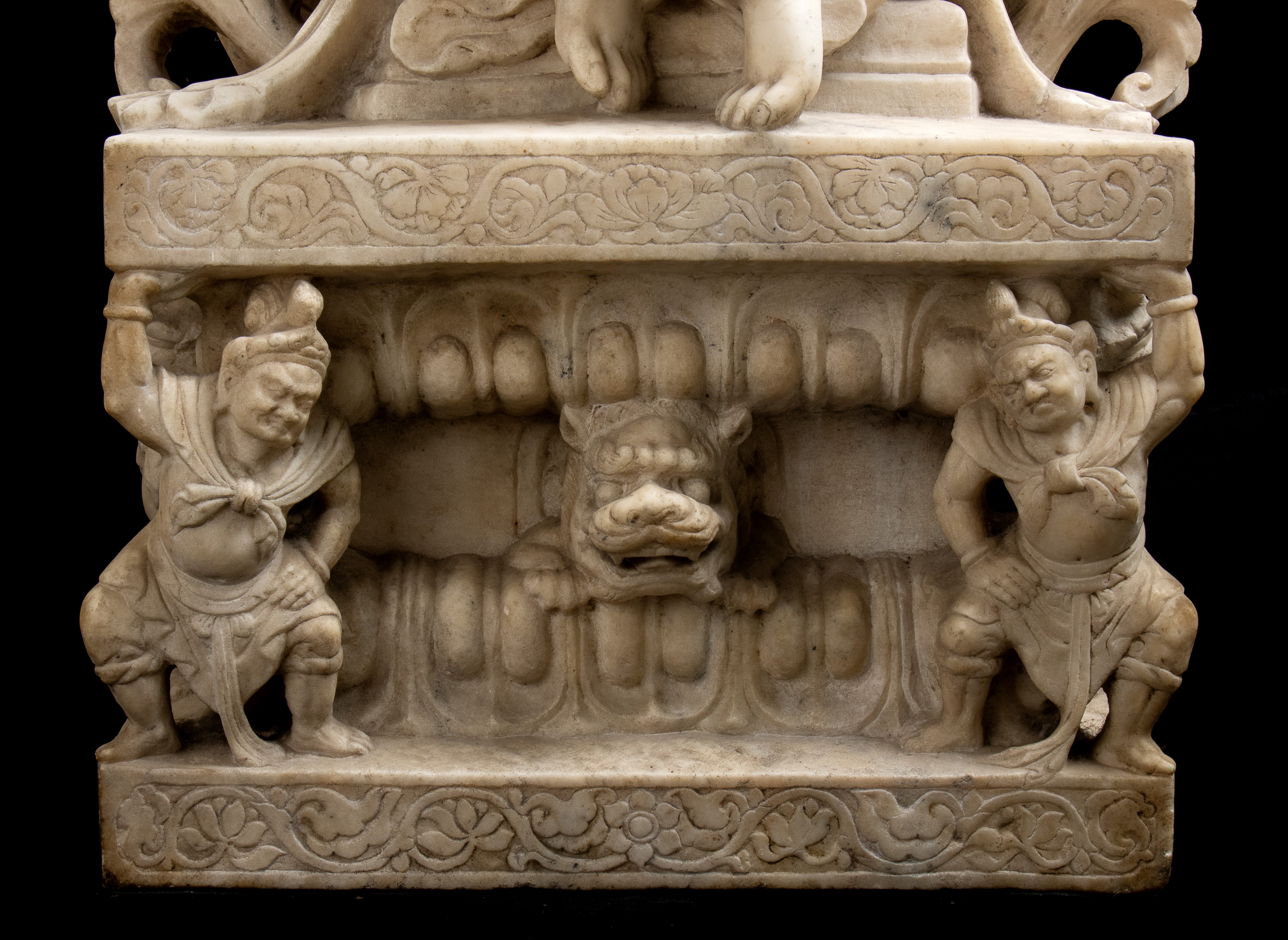 GRANDE SCULTURA IN MARMO BIANCO CON BUDDHA E ATTENDENTI