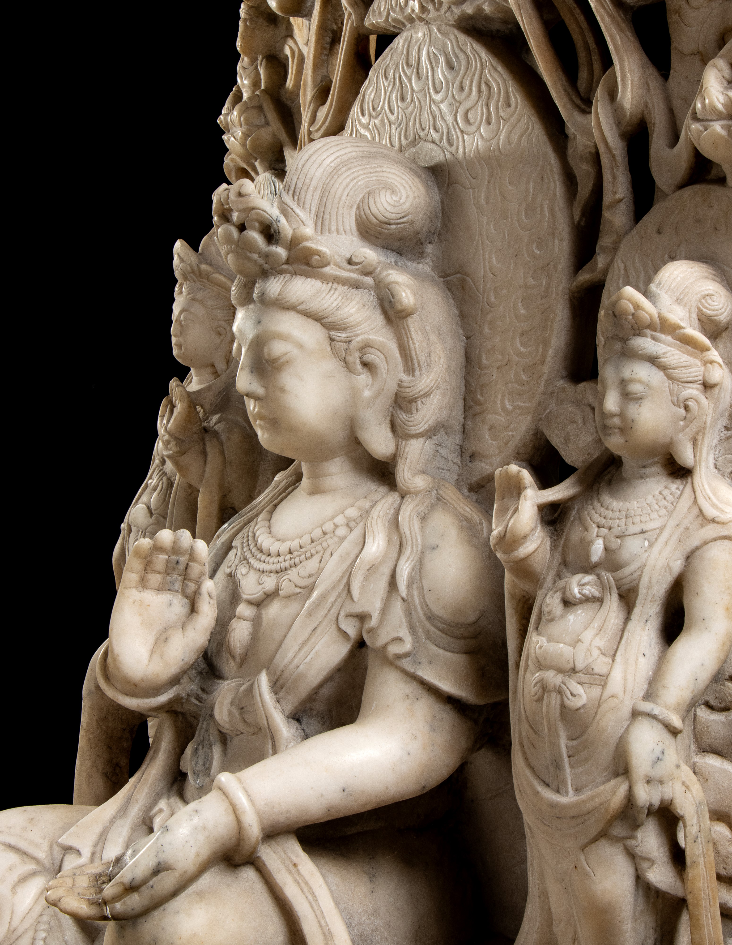 GRANDE SCULTURA IN MARMO BIANCO CON BUDDHA E ATTENDENTI