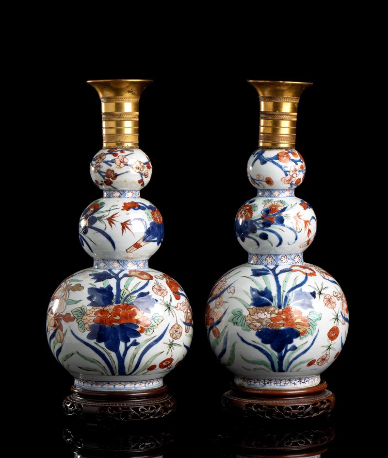 COPPIA DI VASI A TRIPLA ZUCCA IN PORCELLANA 'IMARI' MONTATI A LUME