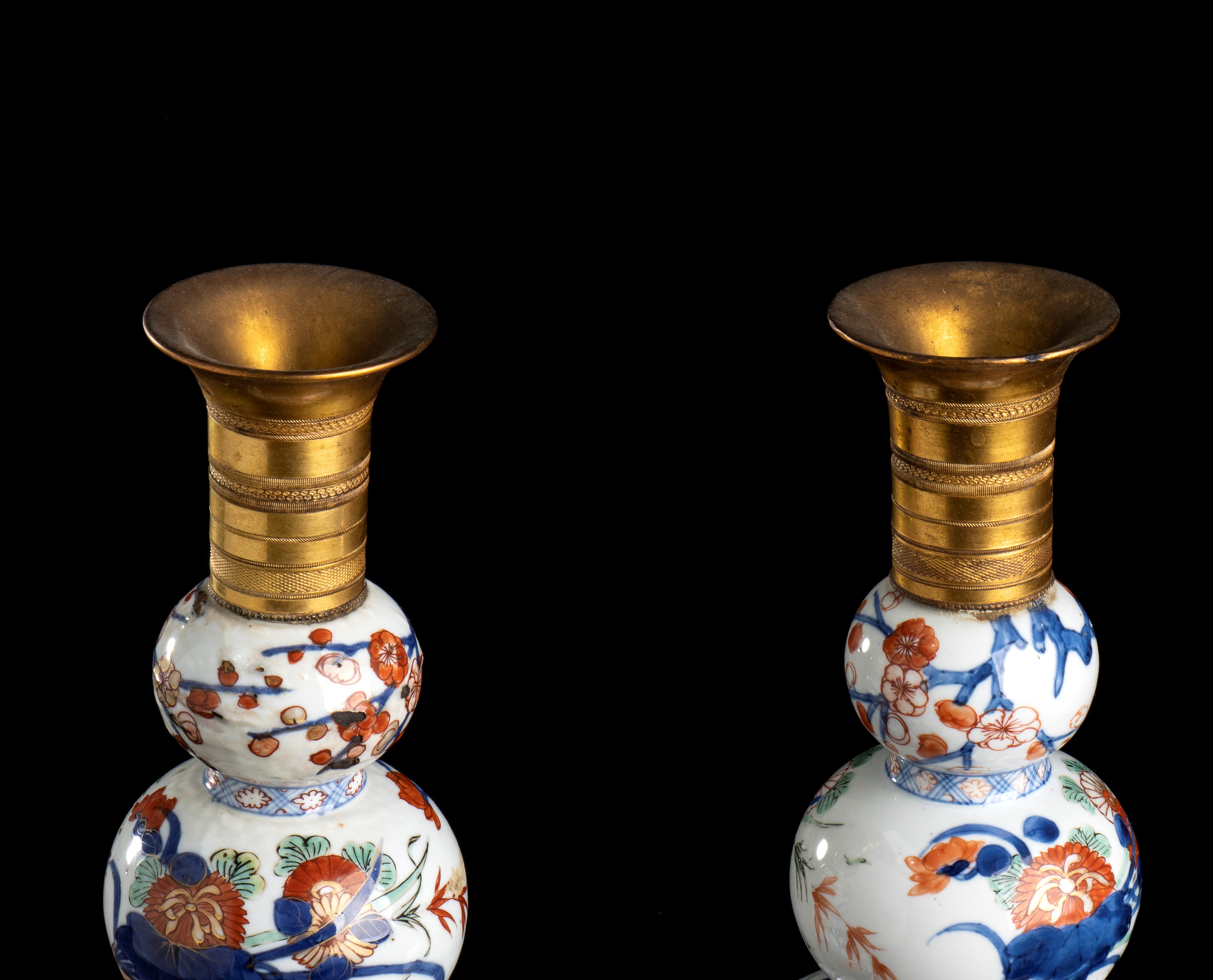 COPPIA DI VASI A TRIPLA ZUCCA IN PORCELLANA 'IMARI' MONTATI A LUME