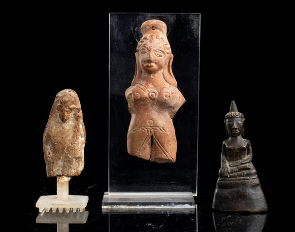 THREE SMALL SCULPTURES, TWO IN TERRACOTTA AND ONE IN BRONZE  - Auction Asian and Tribal Art - Bertolami Fine Art - Casa d'Aste