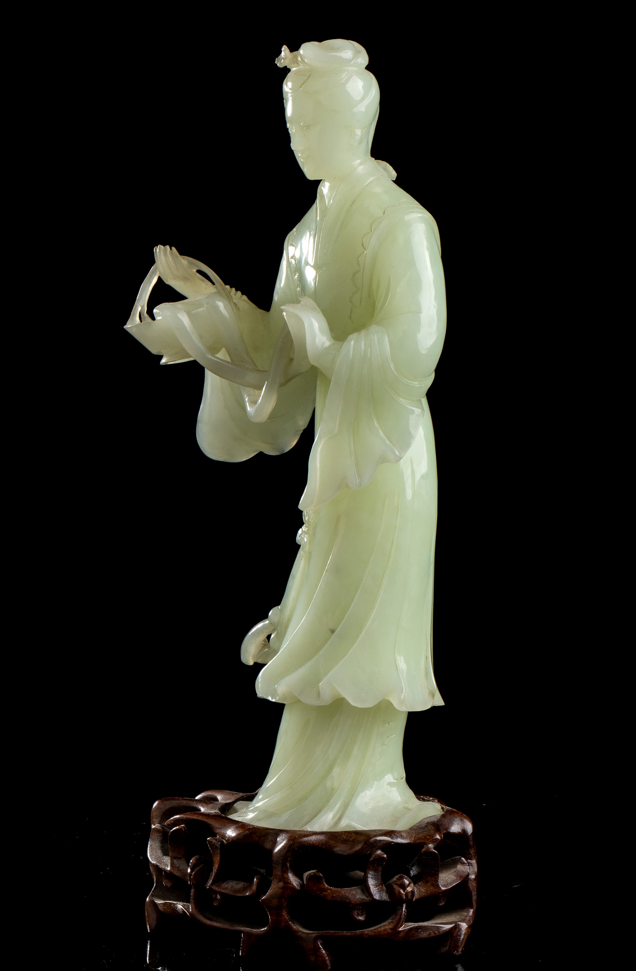 SCULTURA IN PIETRA VERDE CHIARO CON FIGURA FEMMINILE