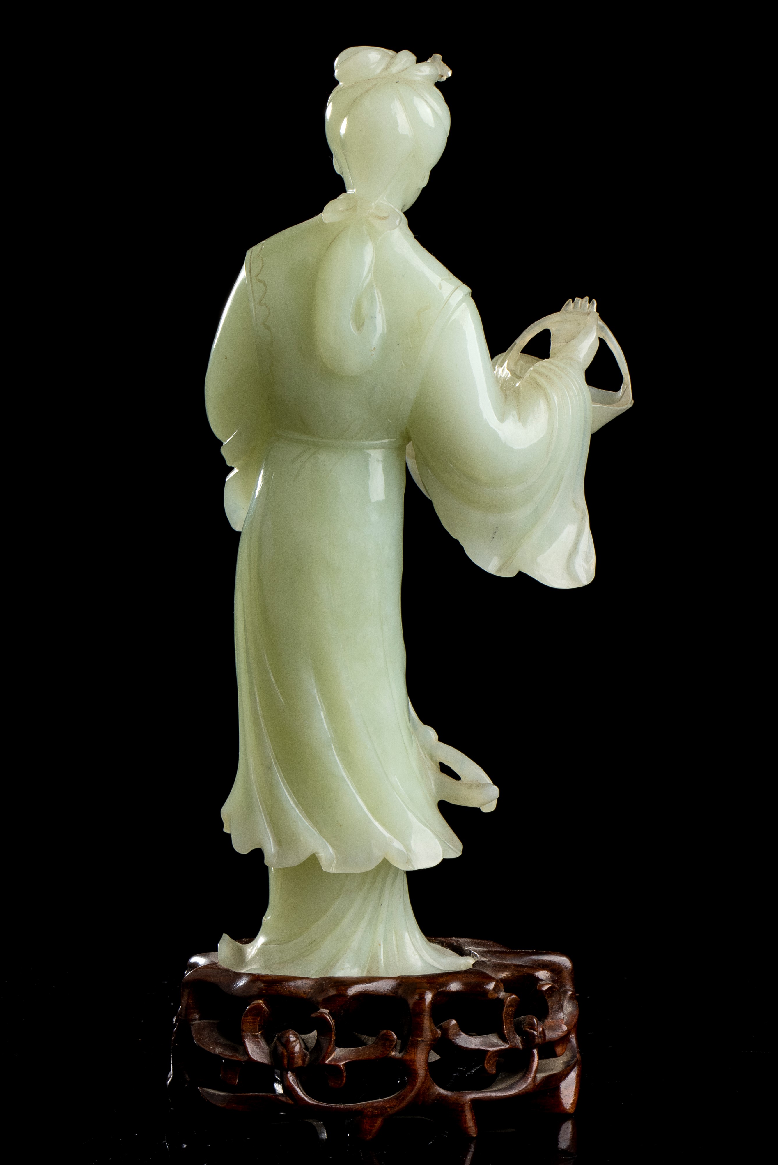 SCULTURA IN PIETRA VERDE CHIARO CON FIGURA FEMMINILE