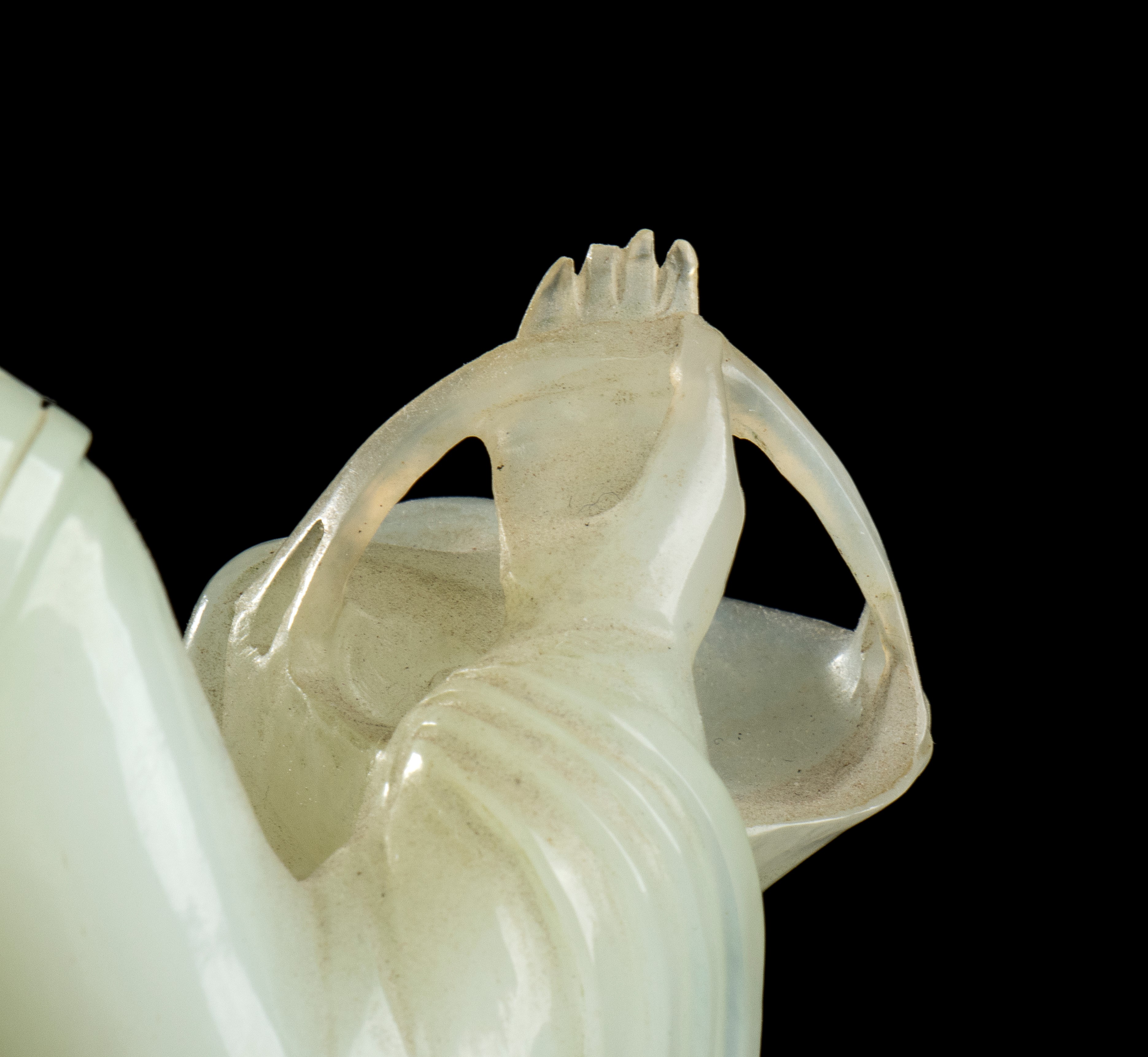 SCULTURA IN PIETRA VERDE CHIARO CON FIGURA FEMMINILE