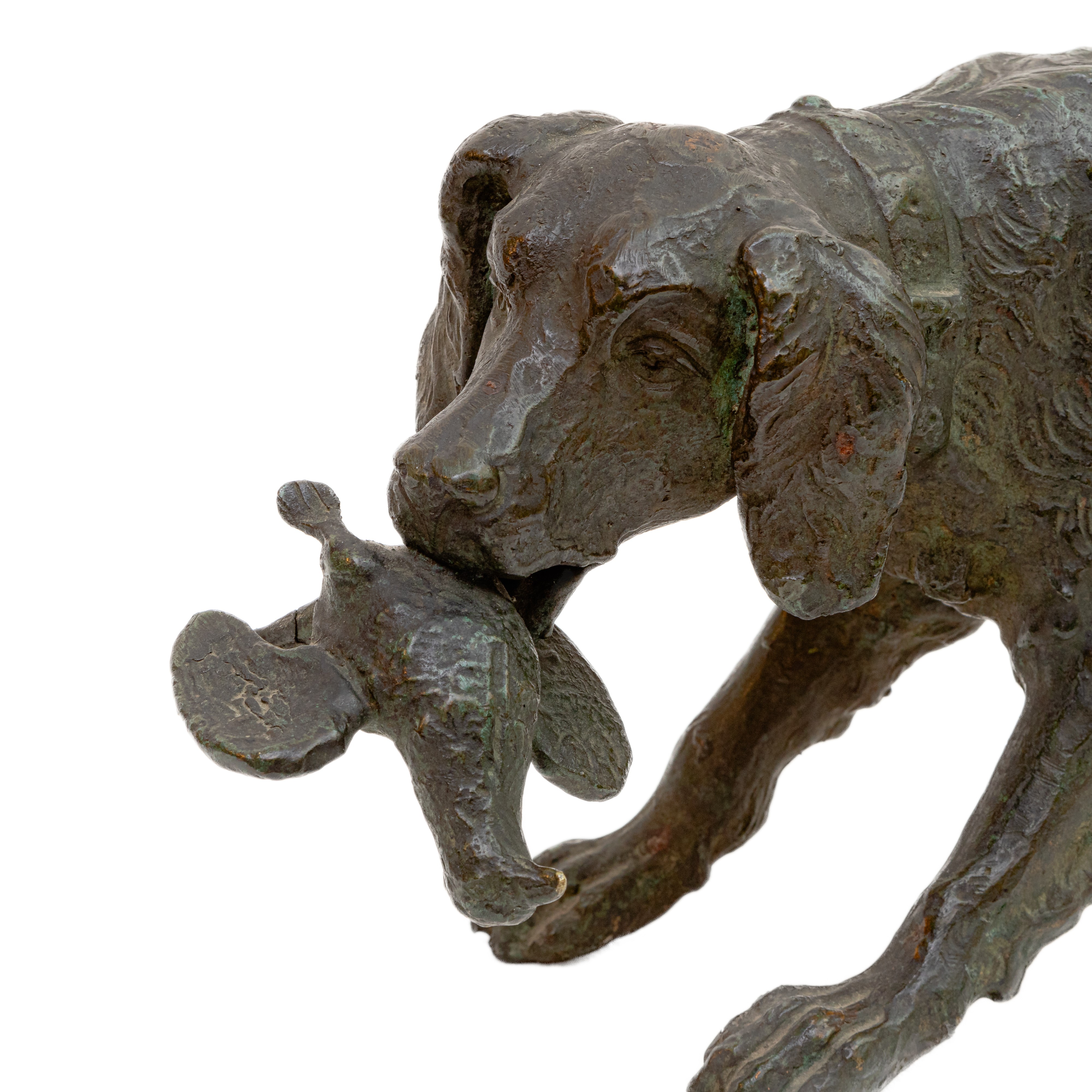 Cane da caccia con preda, scultura in bronzo