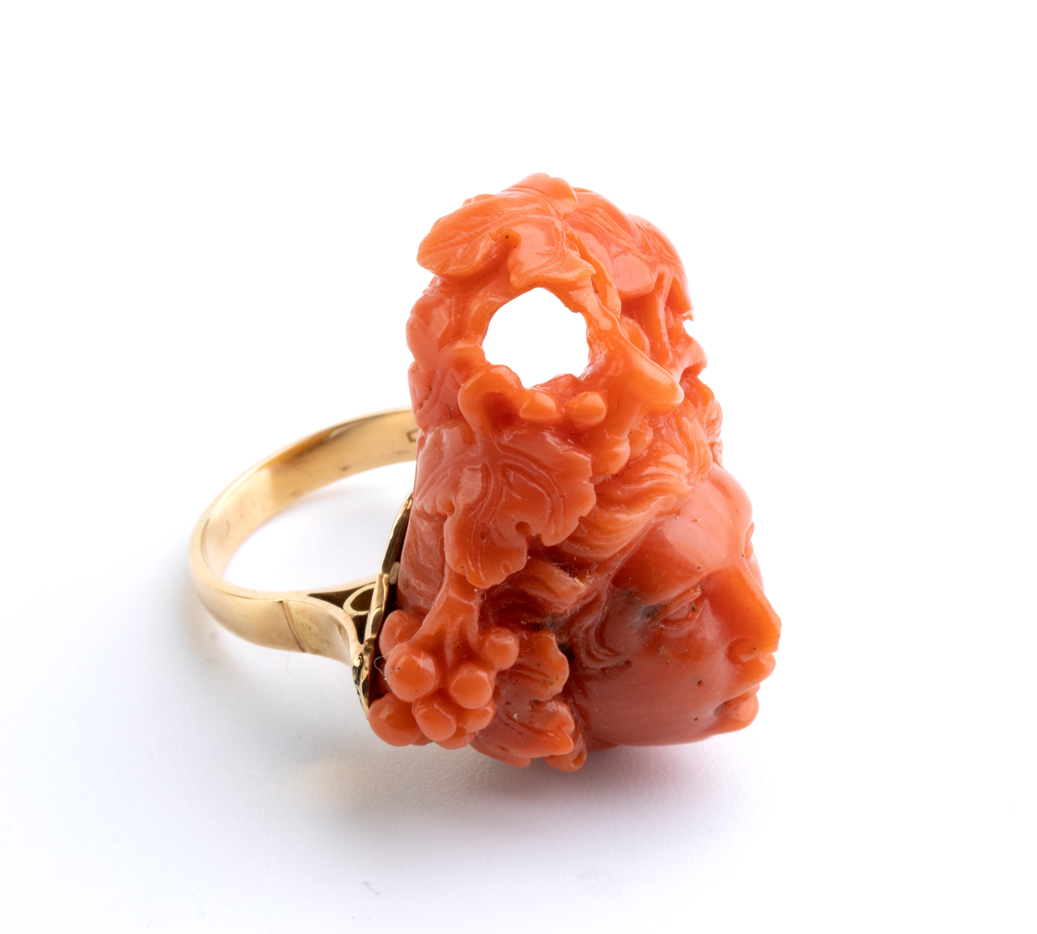 Anello in oro con cammeo in corallo Mediterraneo