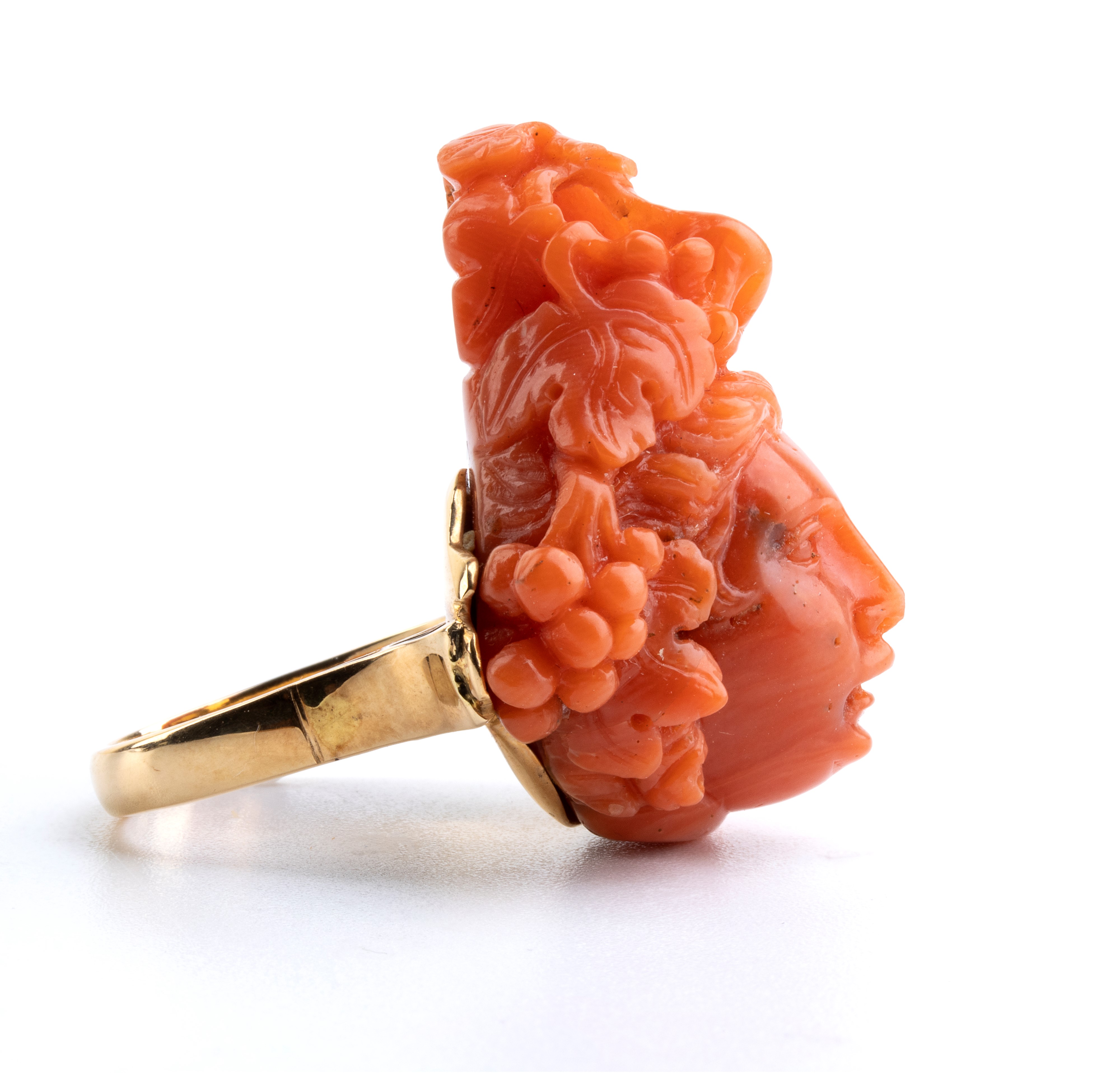 Anello in oro con cammeo in corallo Mediterraneo