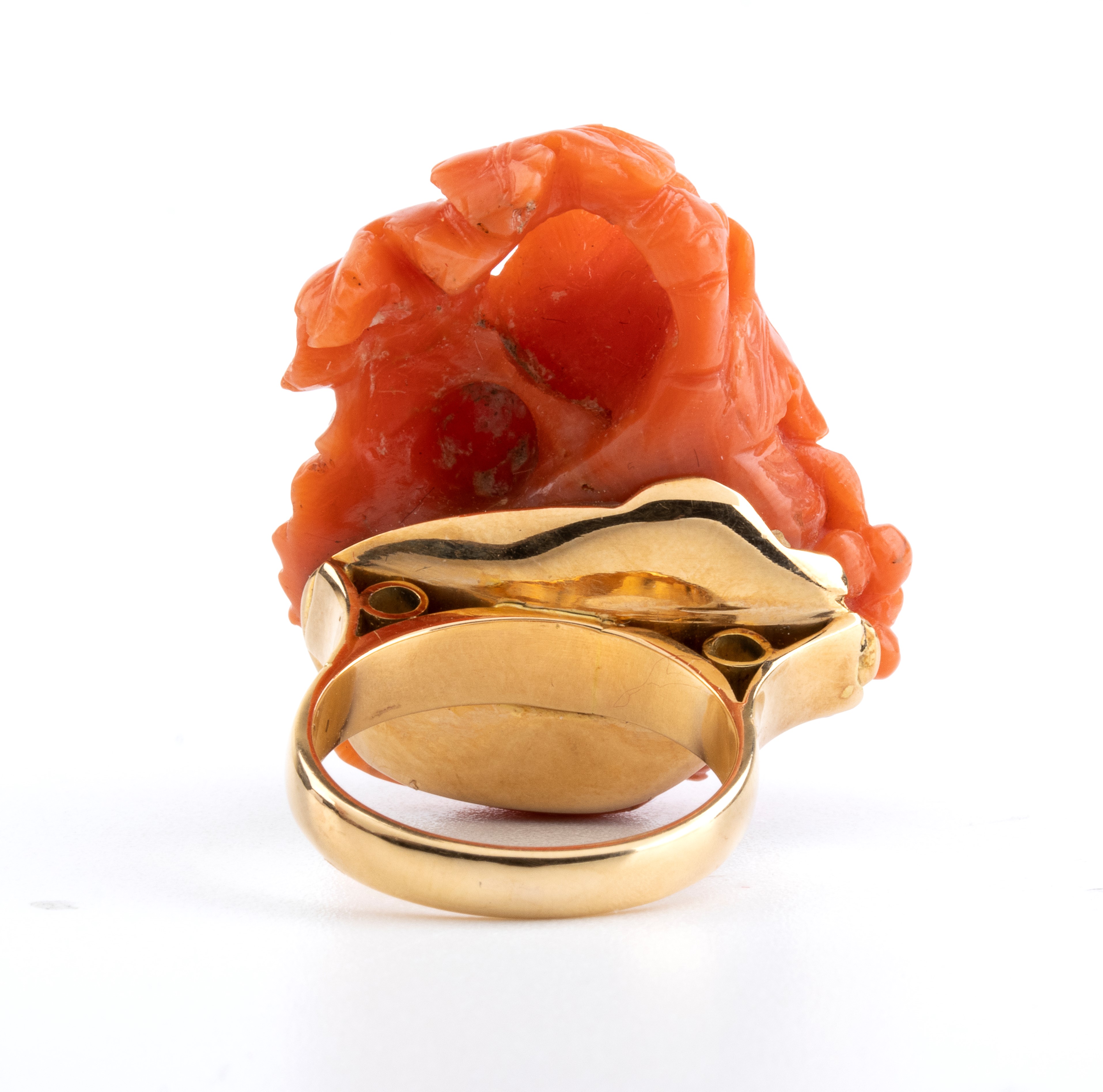 Anello in oro con cammeo in corallo Mediterraneo