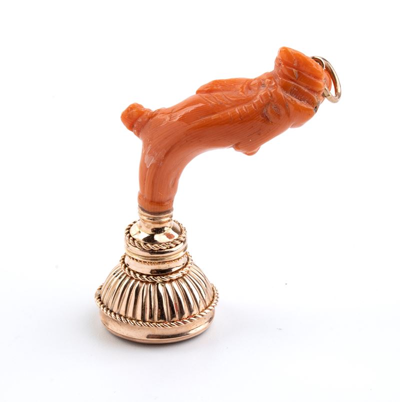 Pendente con sigillo in oro e corallo Mediterraneo