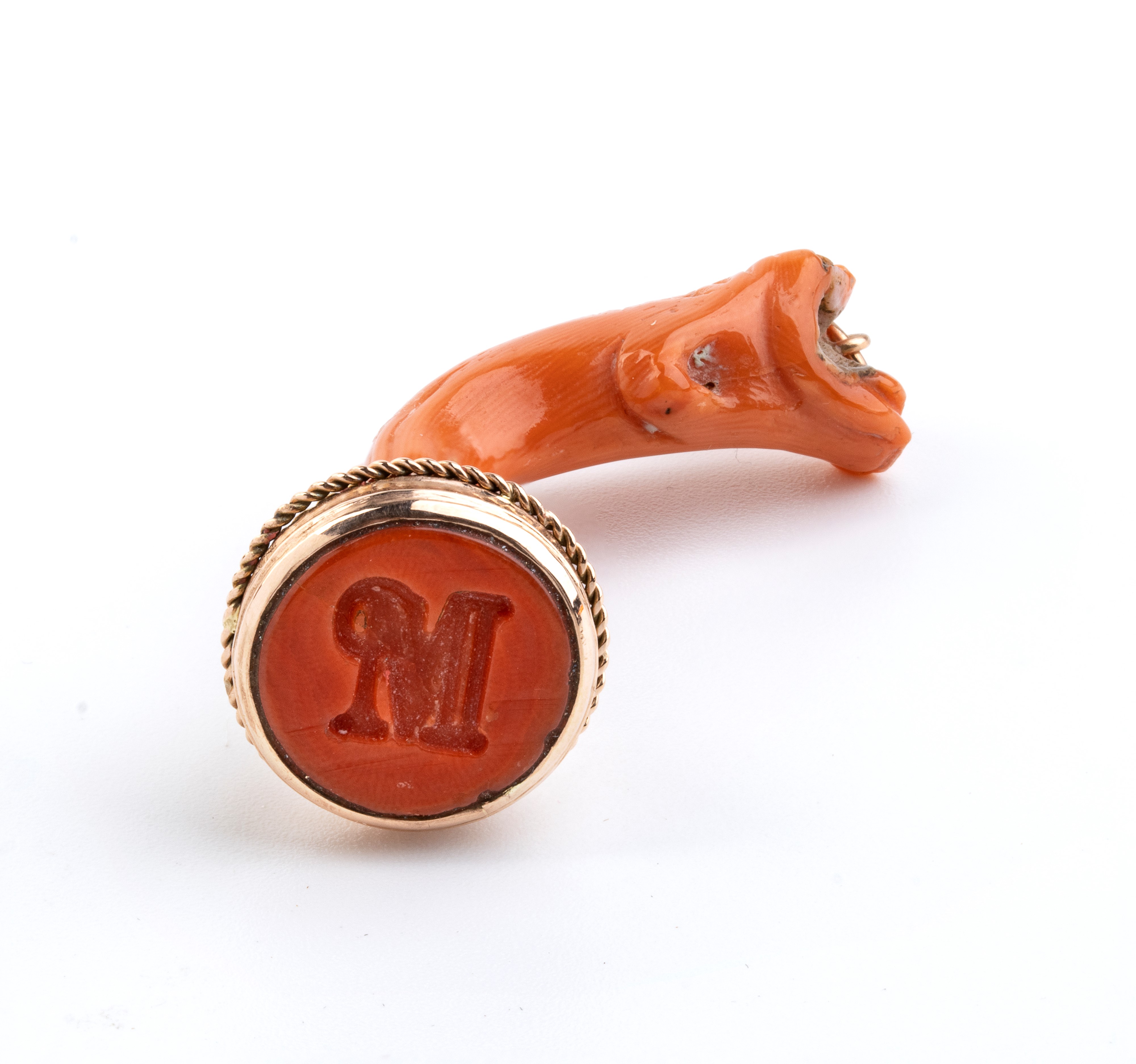 Pendente con sigillo in oro e corallo Mediterraneo