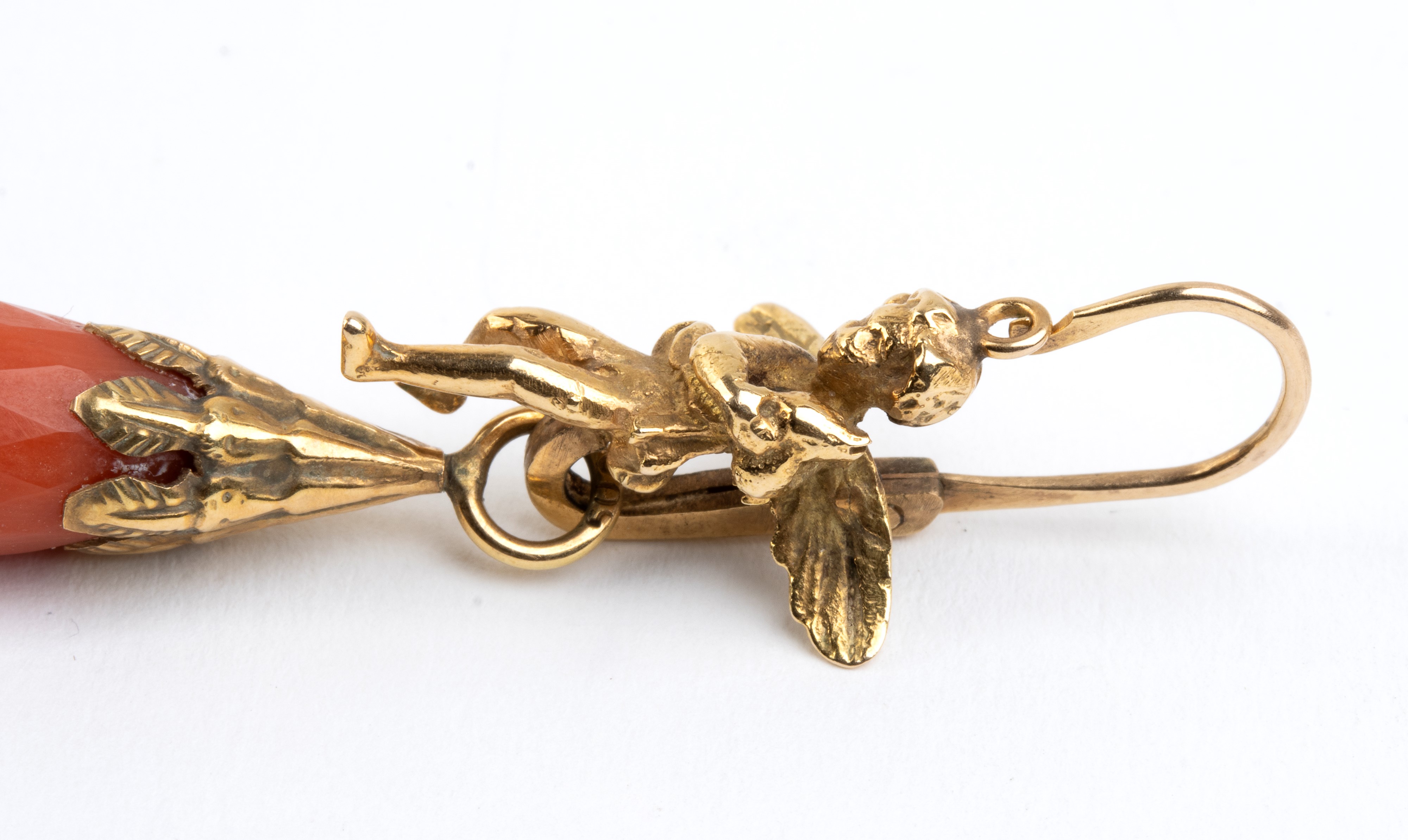 Orecchini pendenti in oro e corallo Mediterraneo