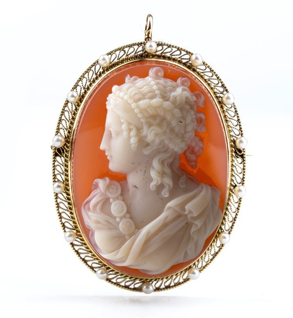 Gold brooch with cameo and pearls