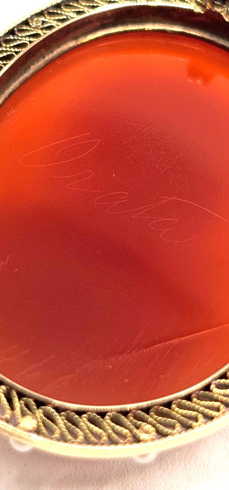 Spilla in oro con cammeo e perle