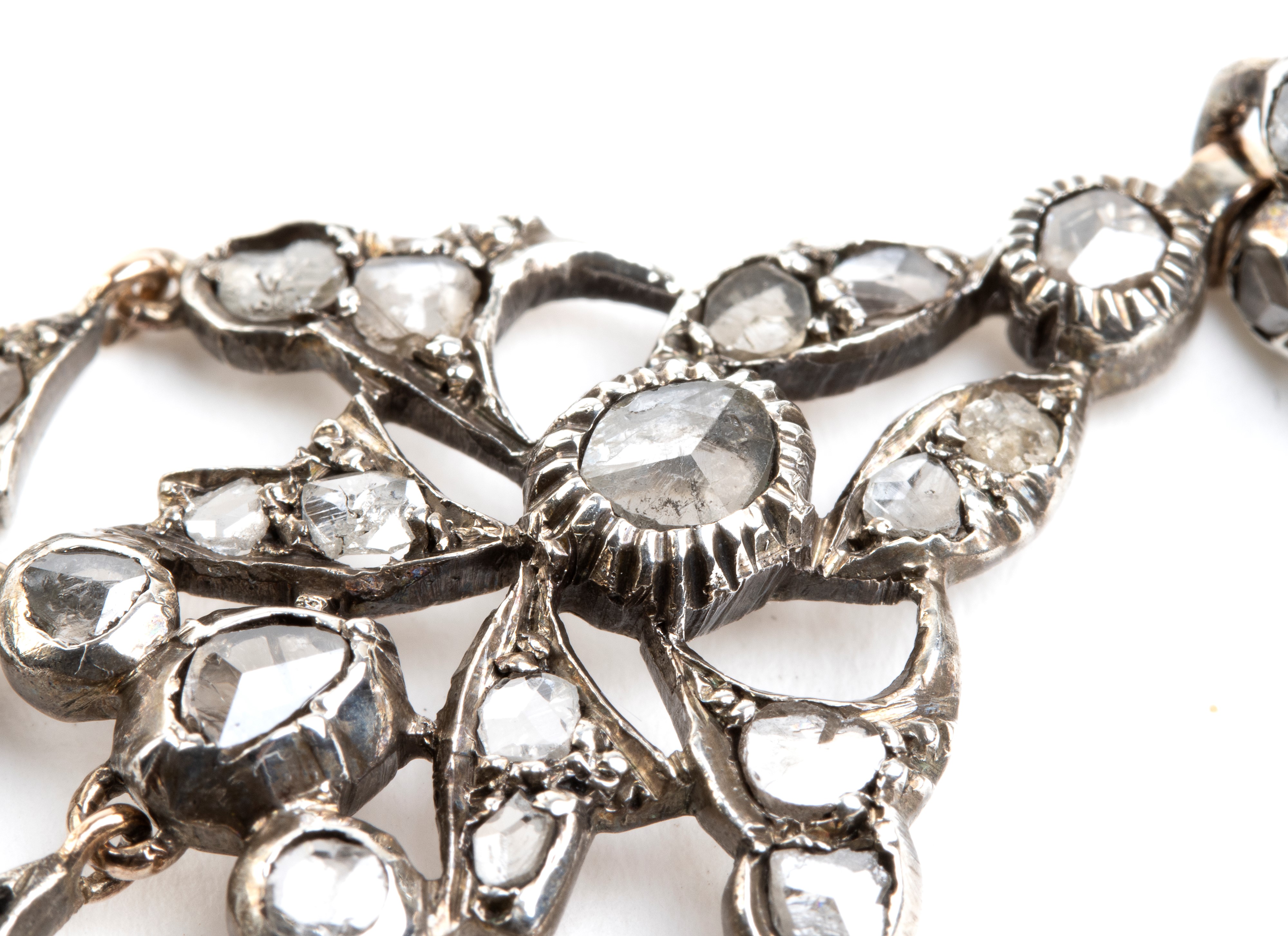 Orecchini pendenti con diamanti